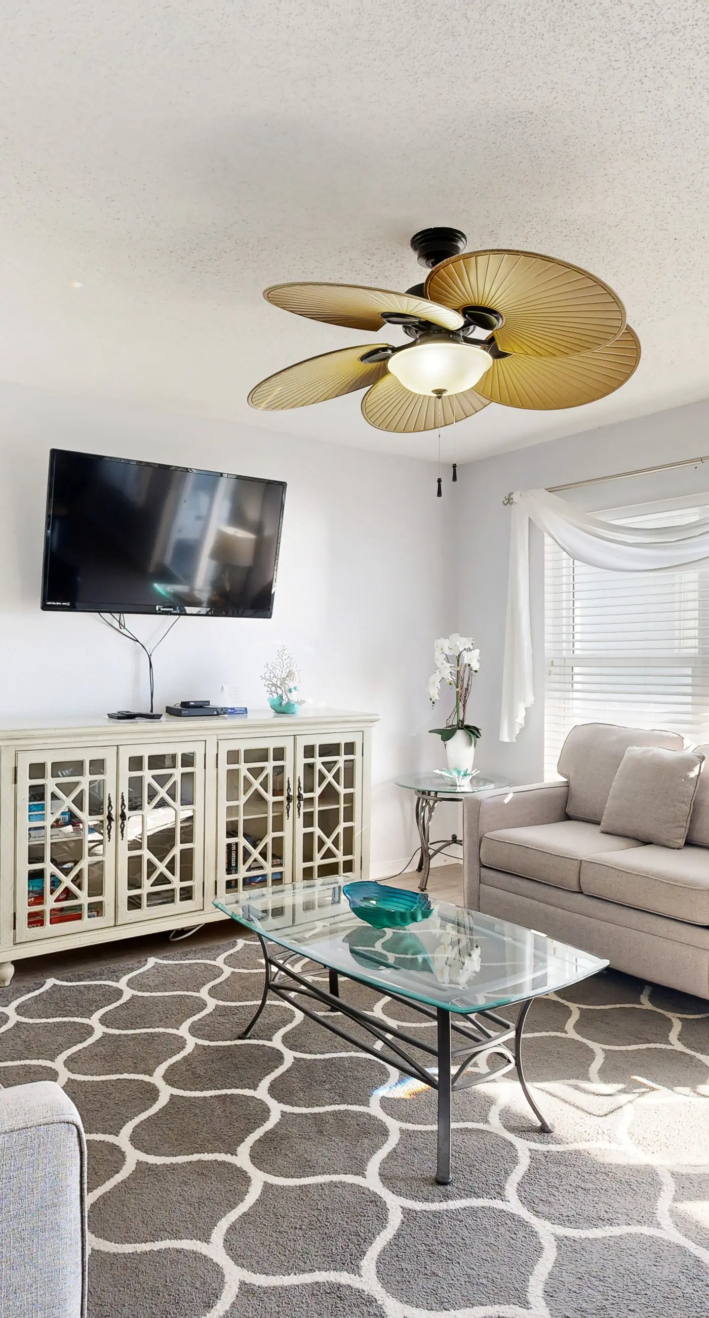 Seventh floor condo with pool access, washer&dryer, ocean view, & central AC