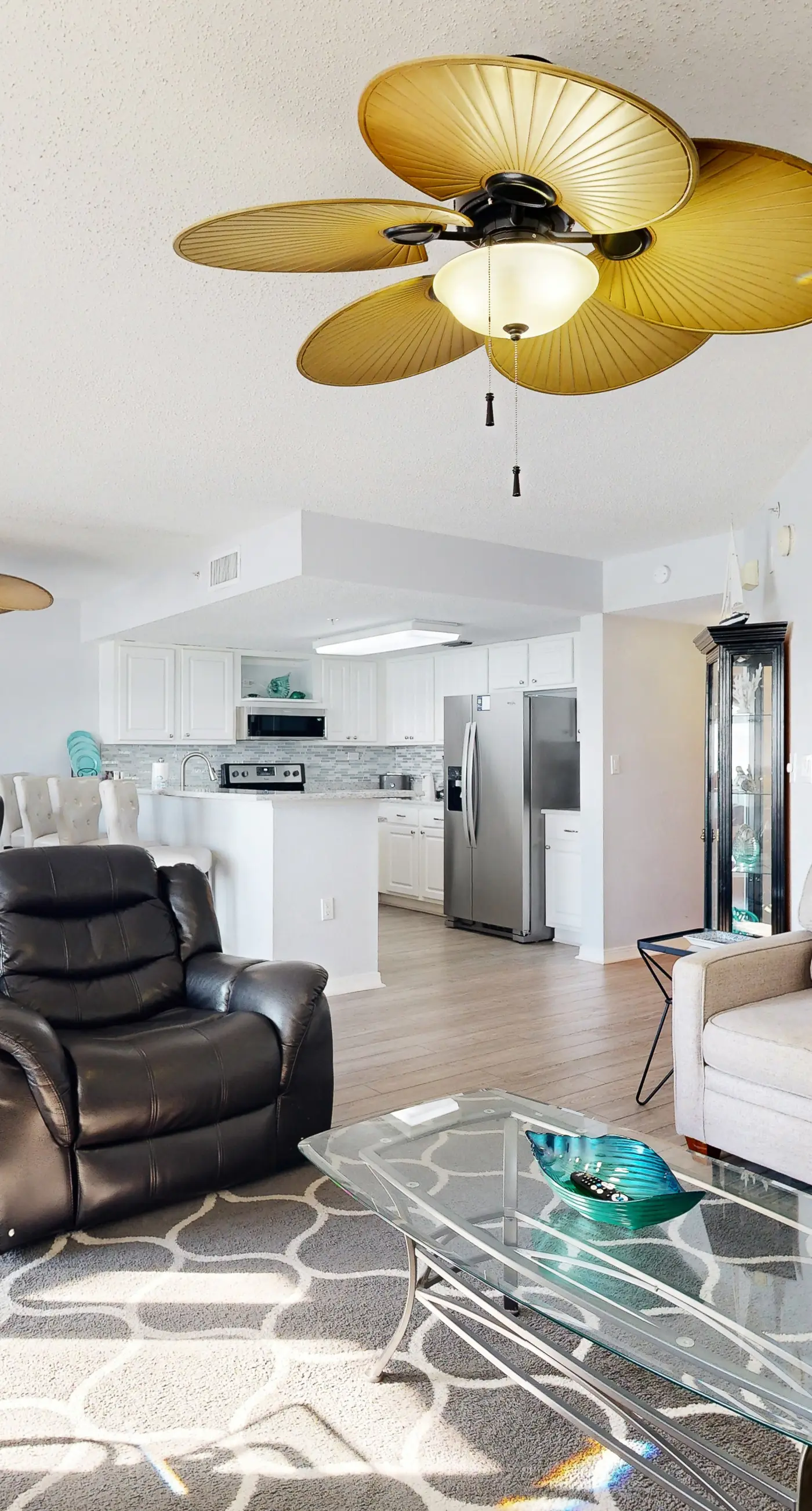 Seventh floor condo with pool access, washer&dryer, ocean view, & central AC