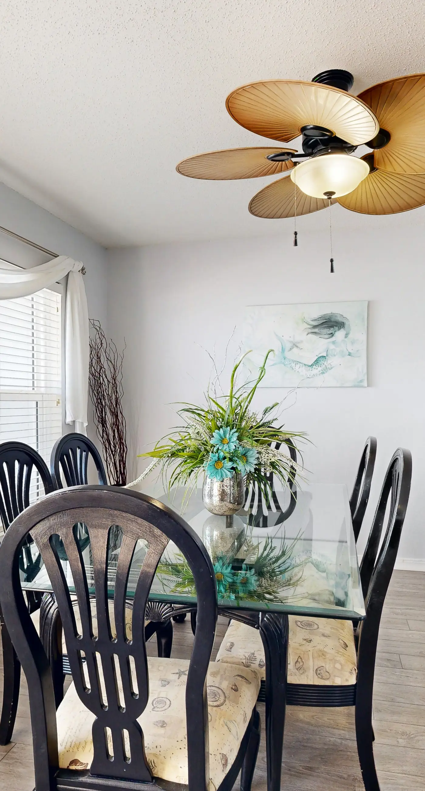 Seventh floor condo with pool access, washer&dryer, ocean view, & central AC