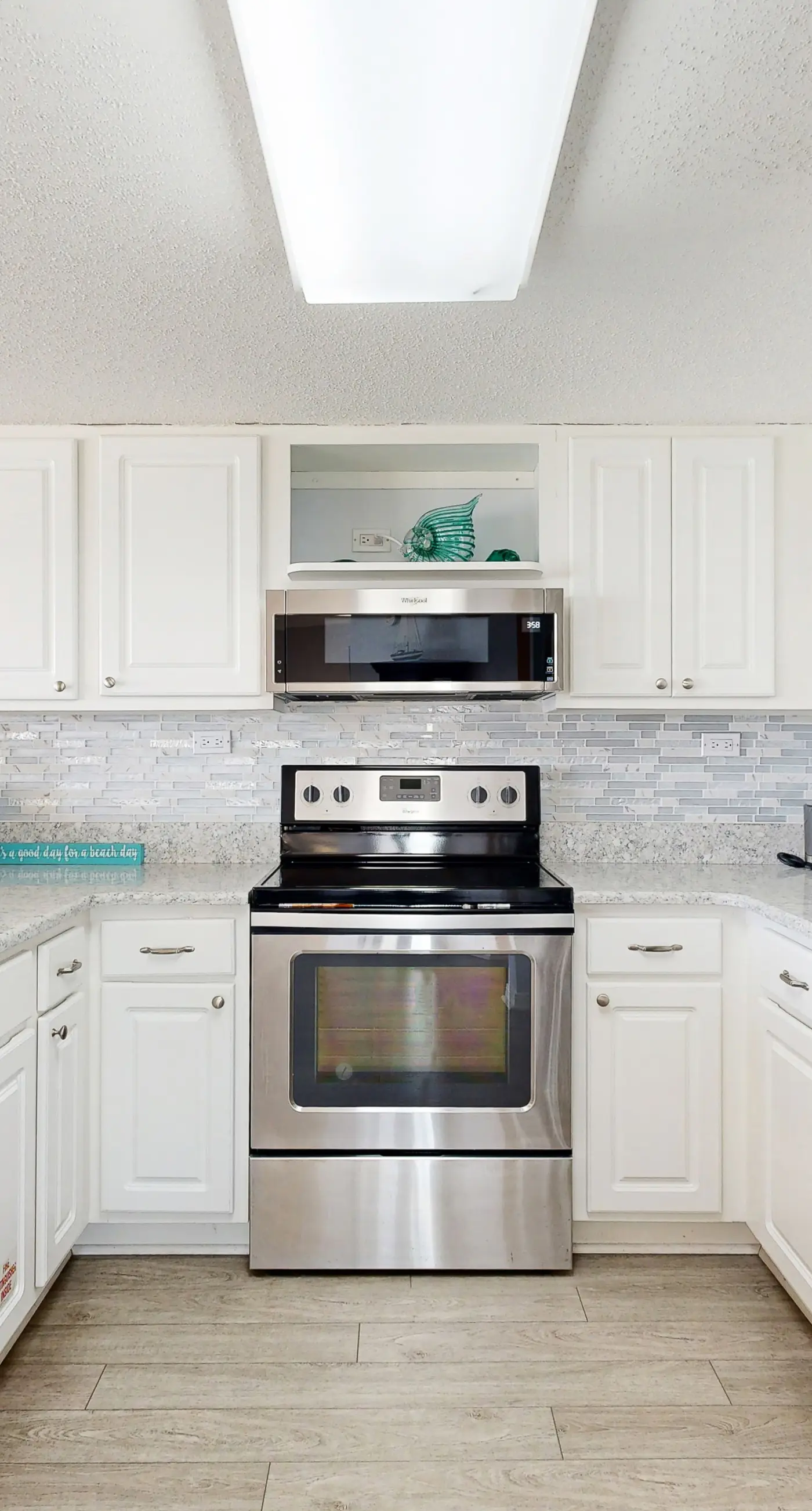 Seventh floor condo with pool access, washer&dryer, ocean view, & central AC