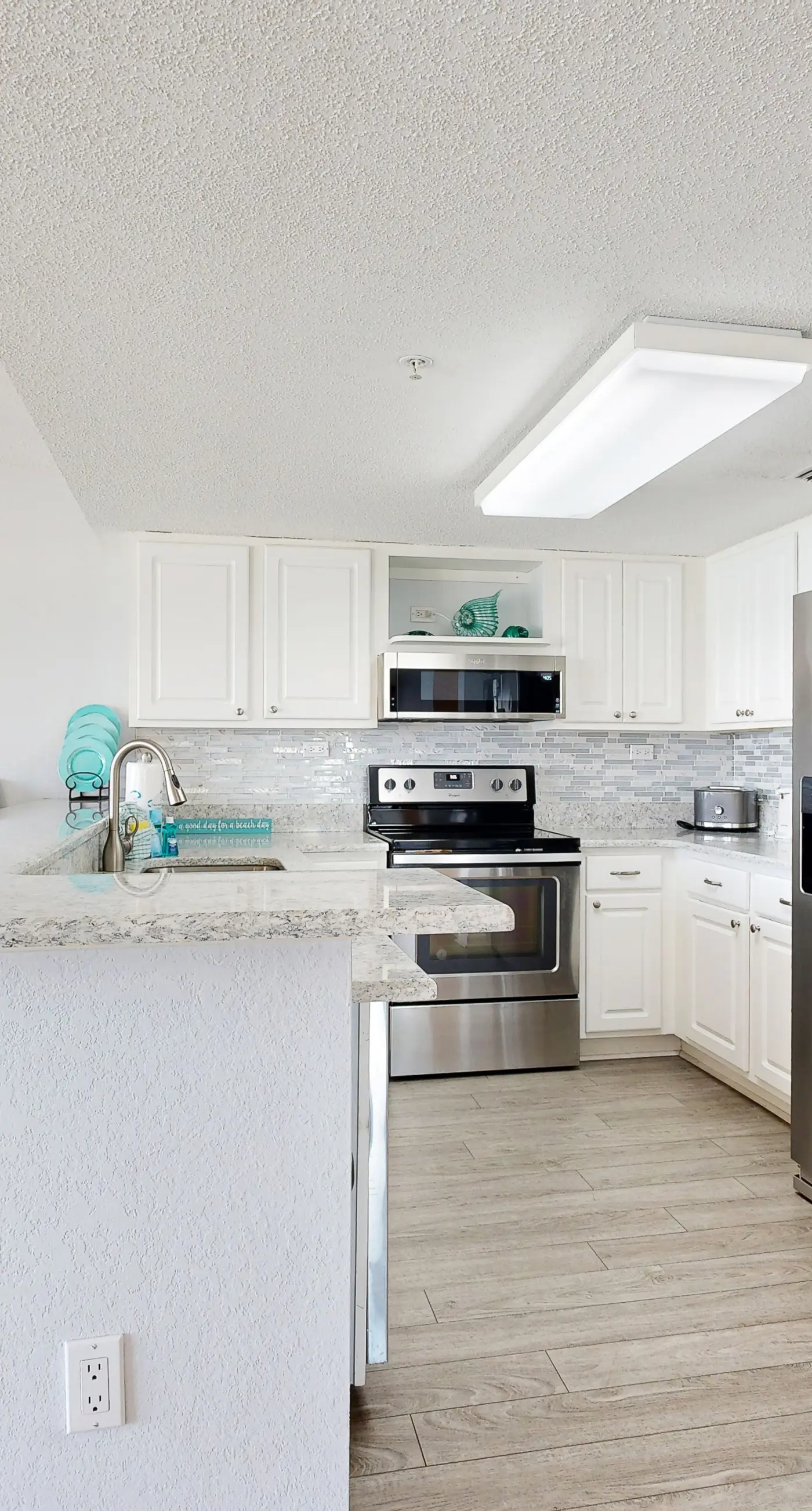 Seventh floor condo with pool access, washer&dryer, ocean view, & central AC