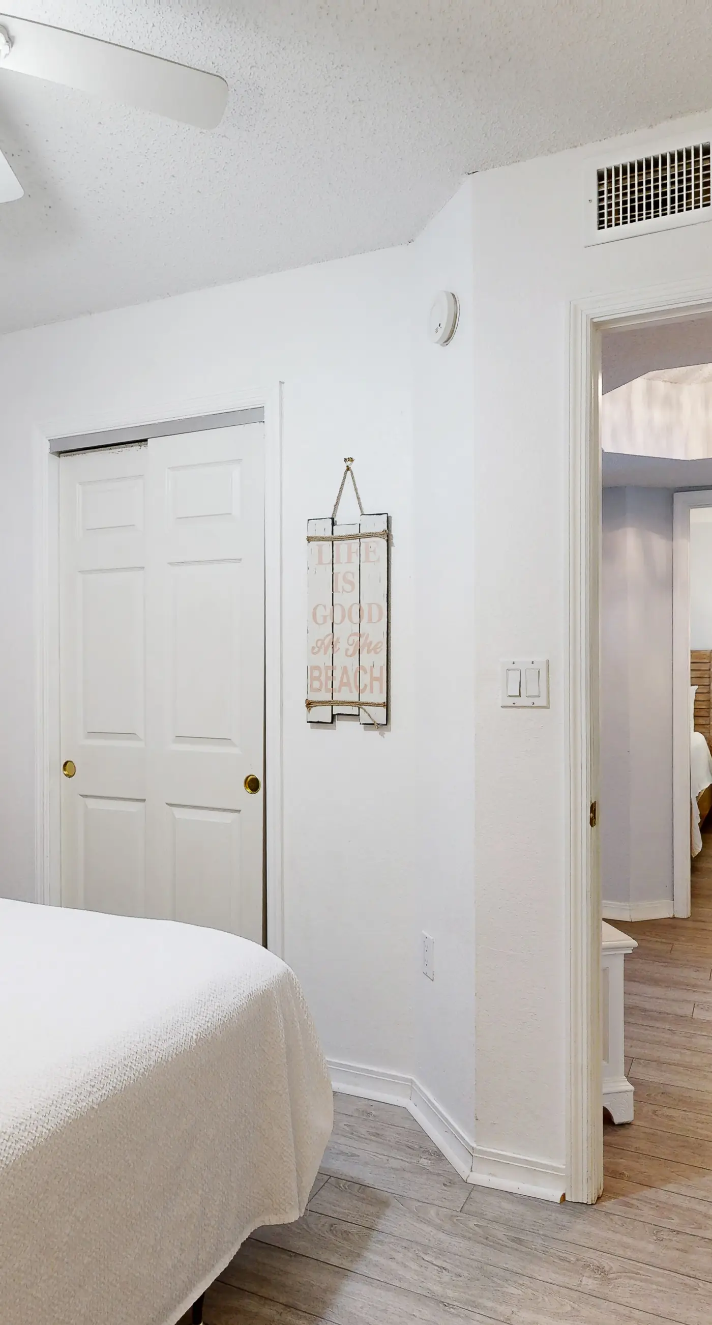 Seventh floor condo with pool access, washer&dryer, ocean view, & central AC