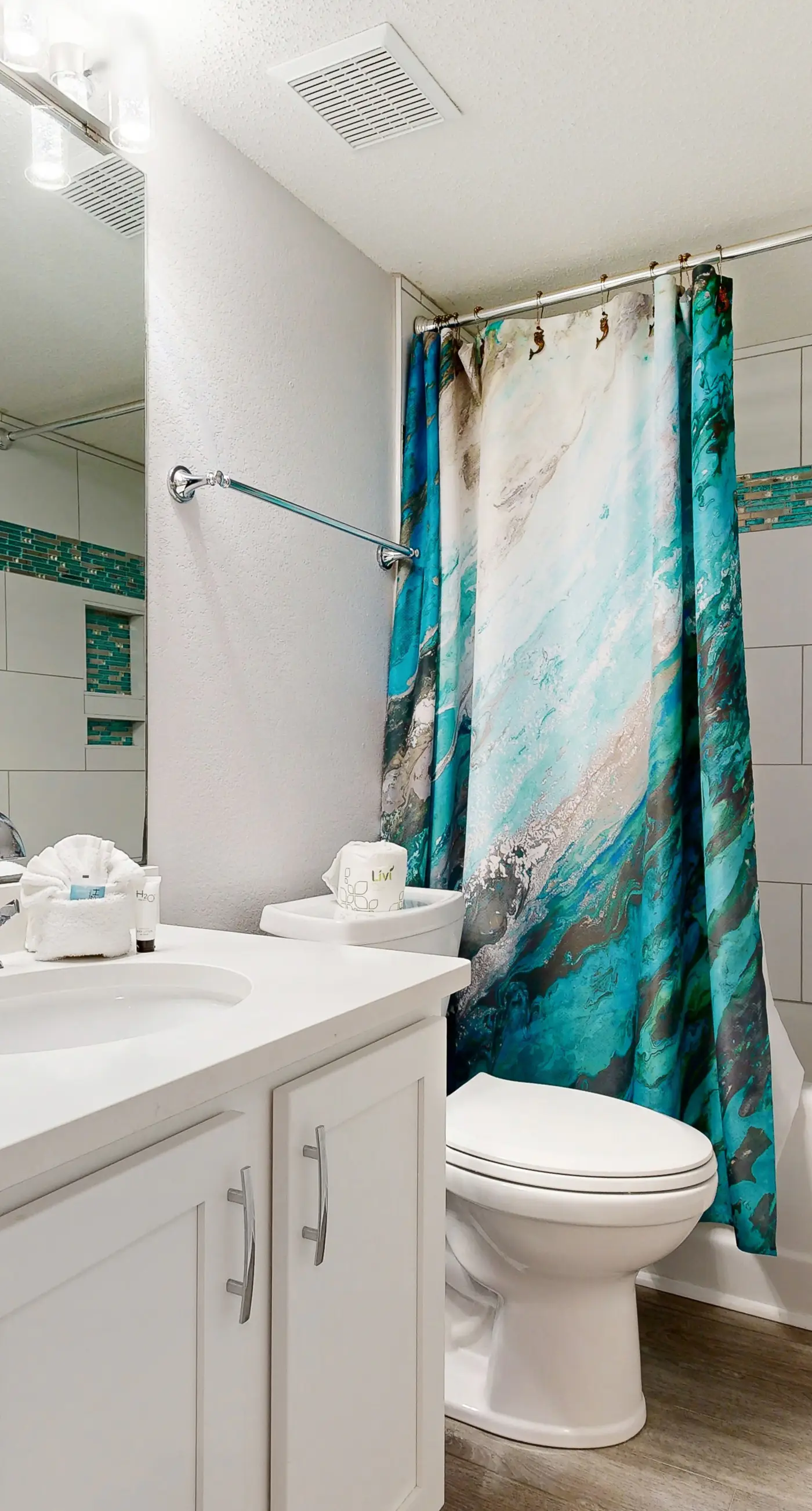 Seventh floor condo with pool access, washer&dryer, ocean view, & central AC