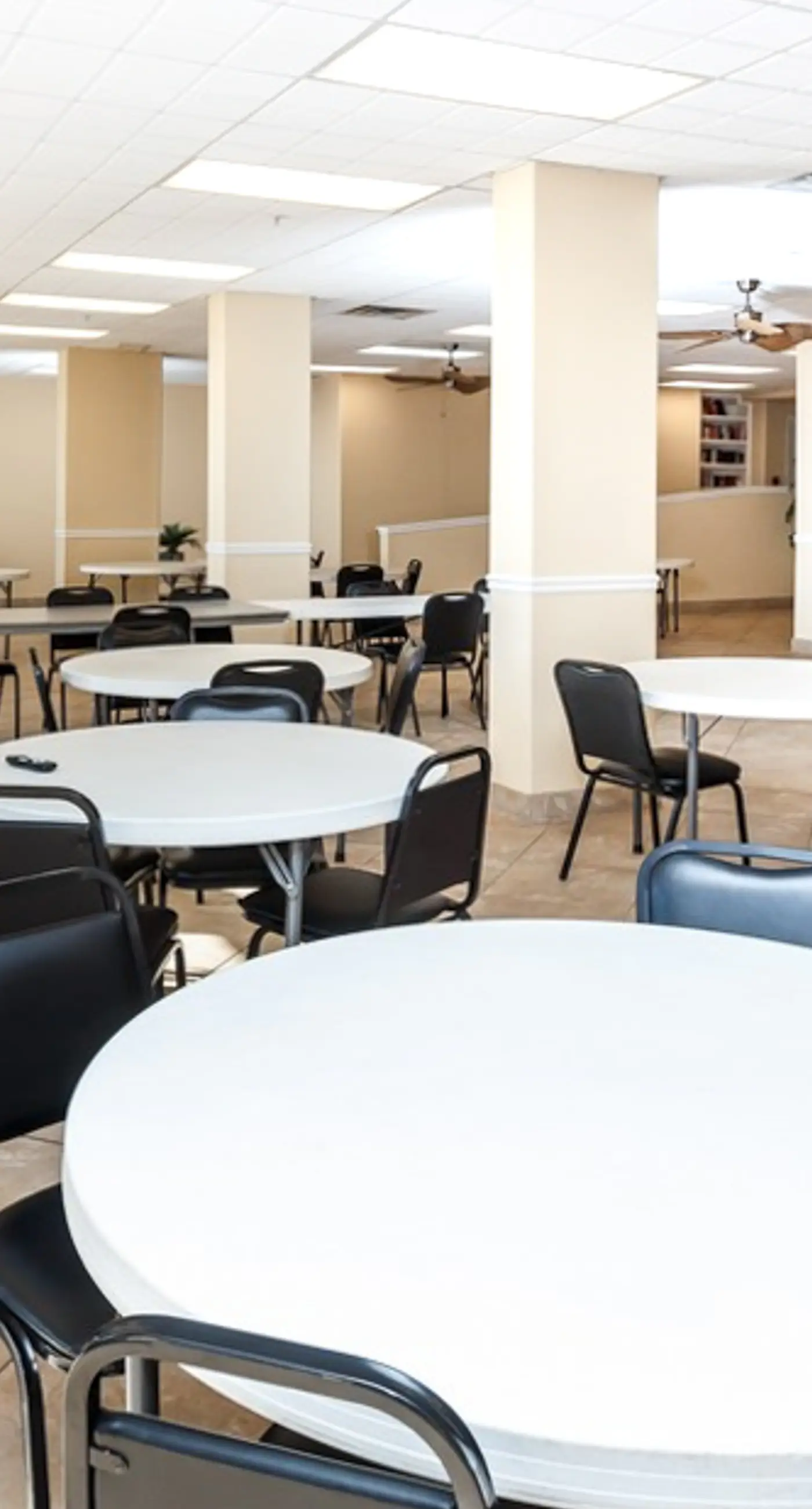 Seventh floor condo with pool access, washer&dryer, ocean view, & central AC