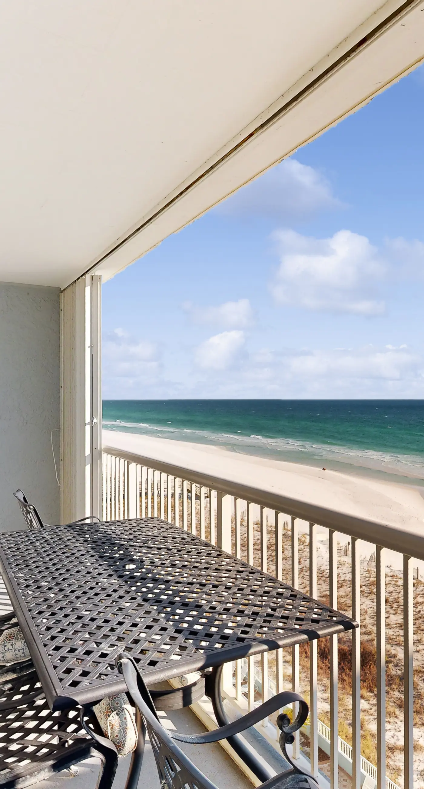 Seventh floor condo with pool access, washer&dryer, ocean view, & central AC