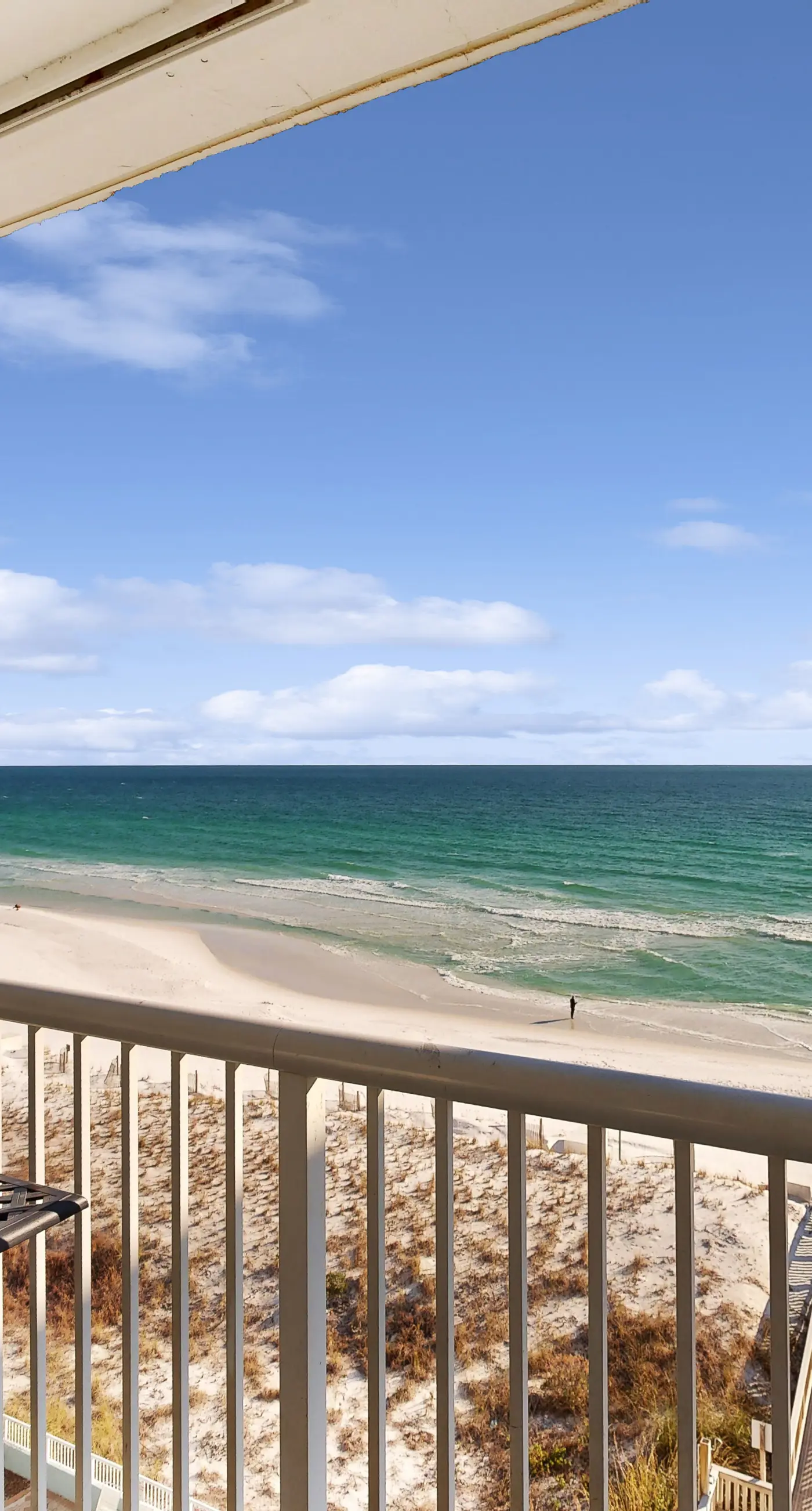 Seventh floor condo with pool access, washer&dryer, ocean view, & central AC