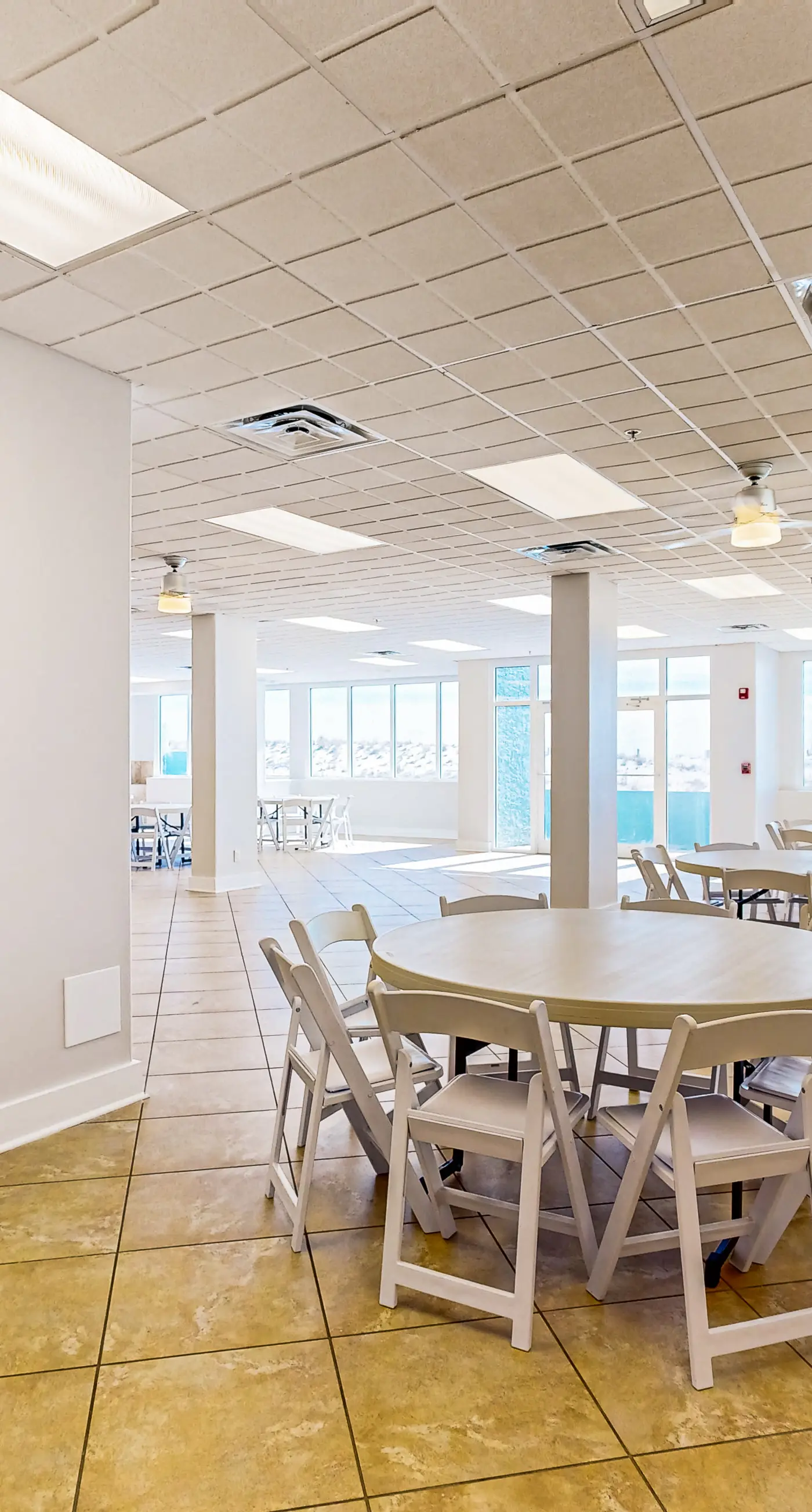 Seventh floor condo with pool access, washer&dryer, ocean view, & central AC