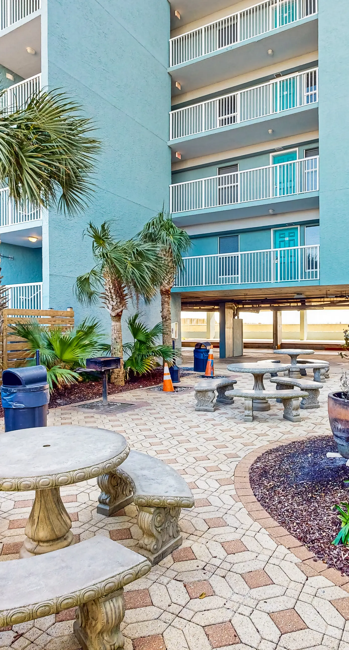 Seventh floor condo with pool access, washer&dryer, ocean view, & central AC