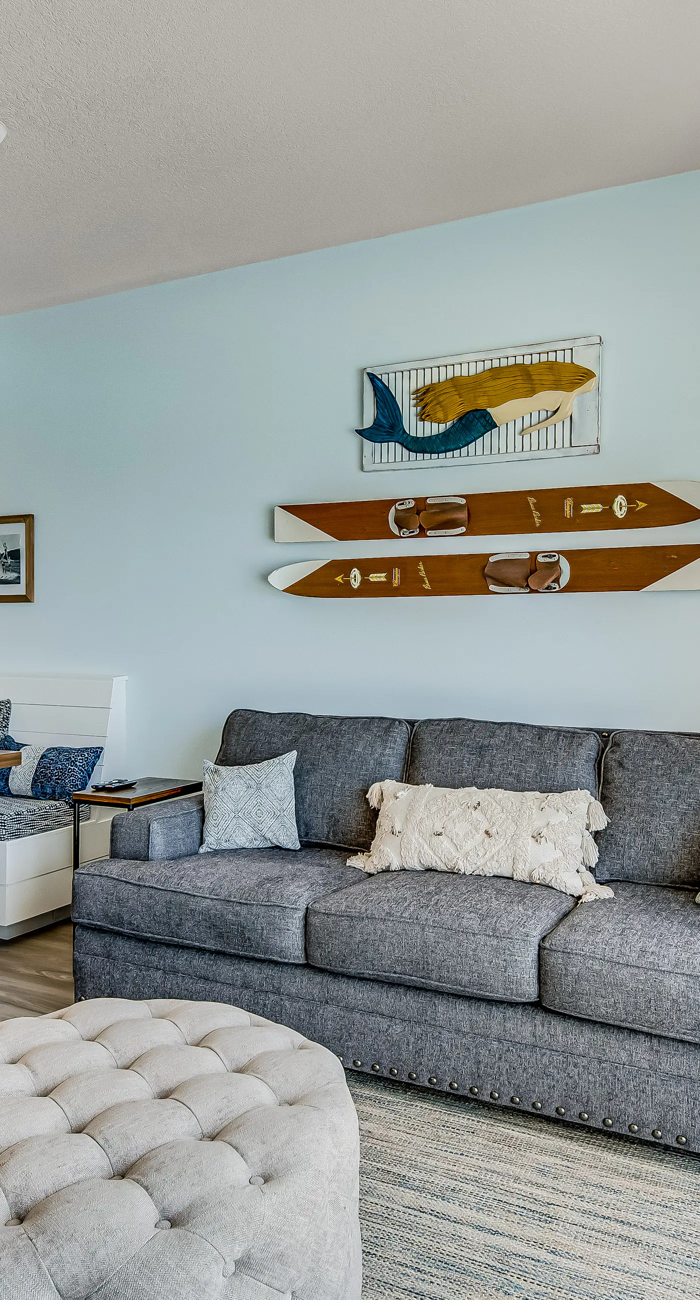 Comfortable Gulf-front condo with beach chairs - near dining