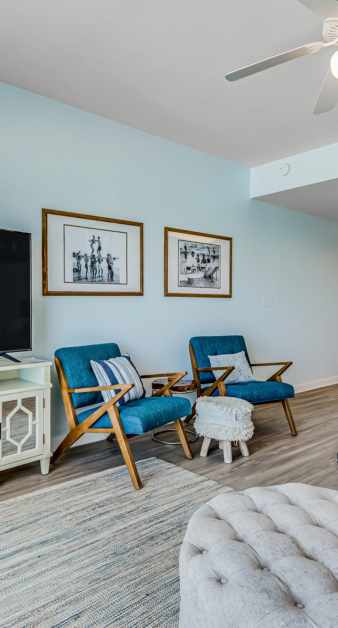 Comfortable Gulf-front condo with beach chairs - near dining