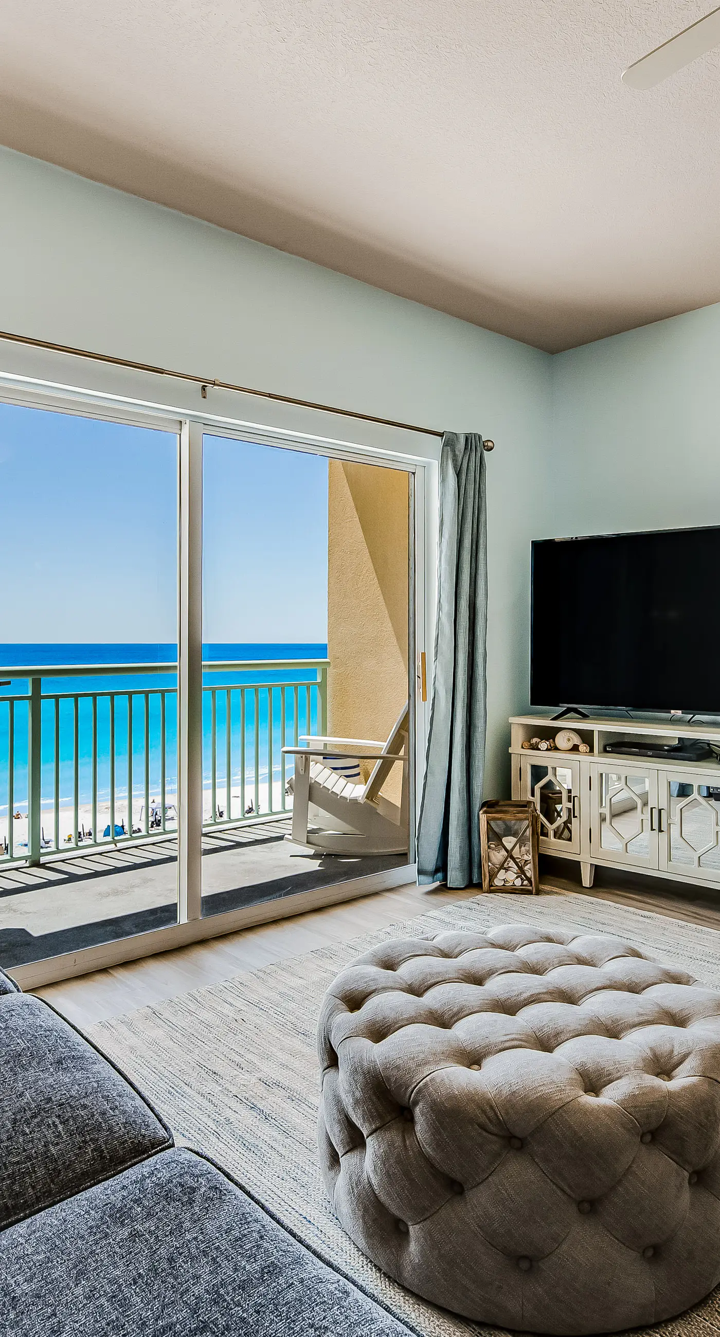 Comfortable Gulf-front condo with beach chairs - near dining