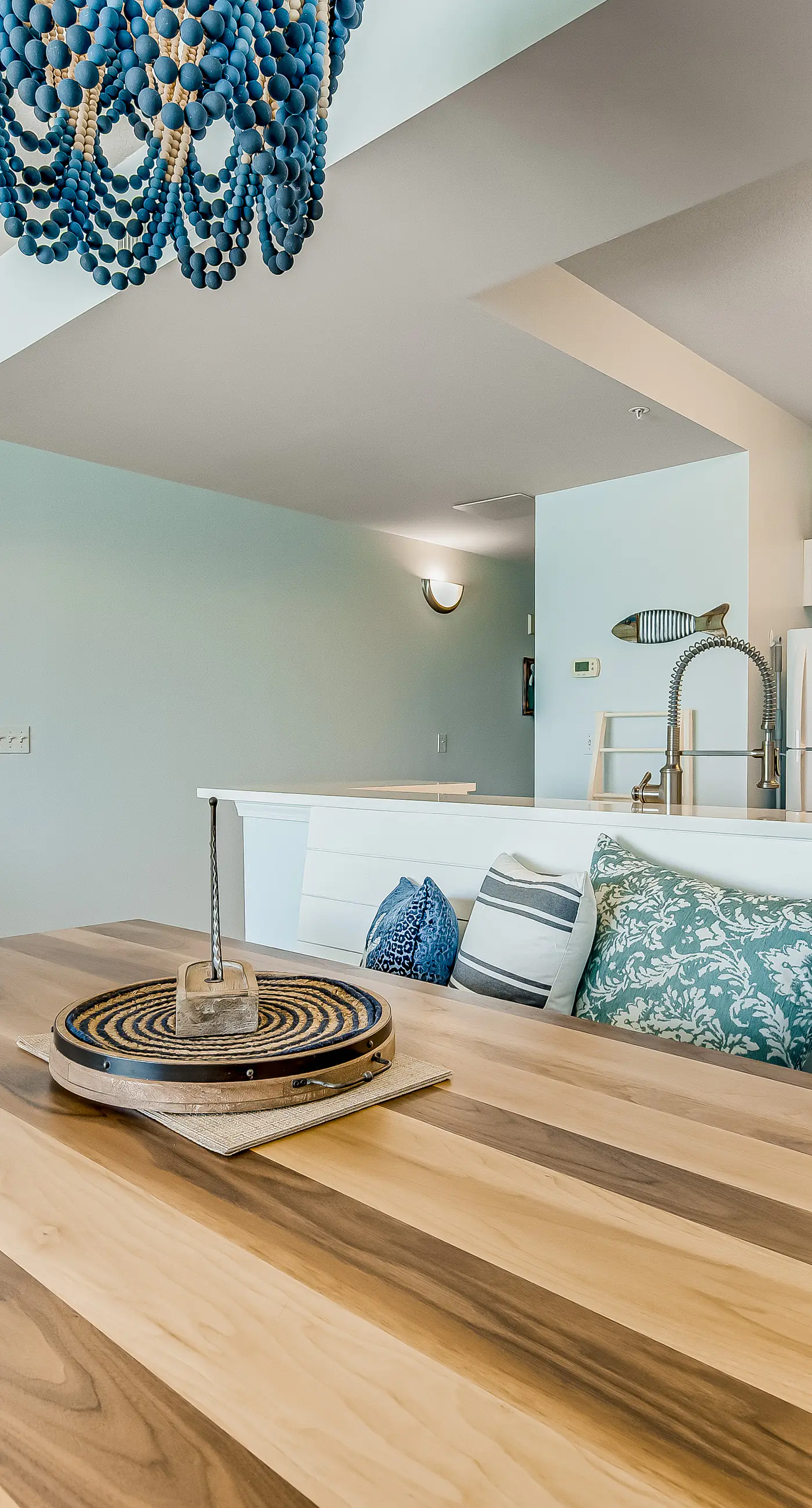 Comfortable Gulf-front condo with beach chairs - near dining