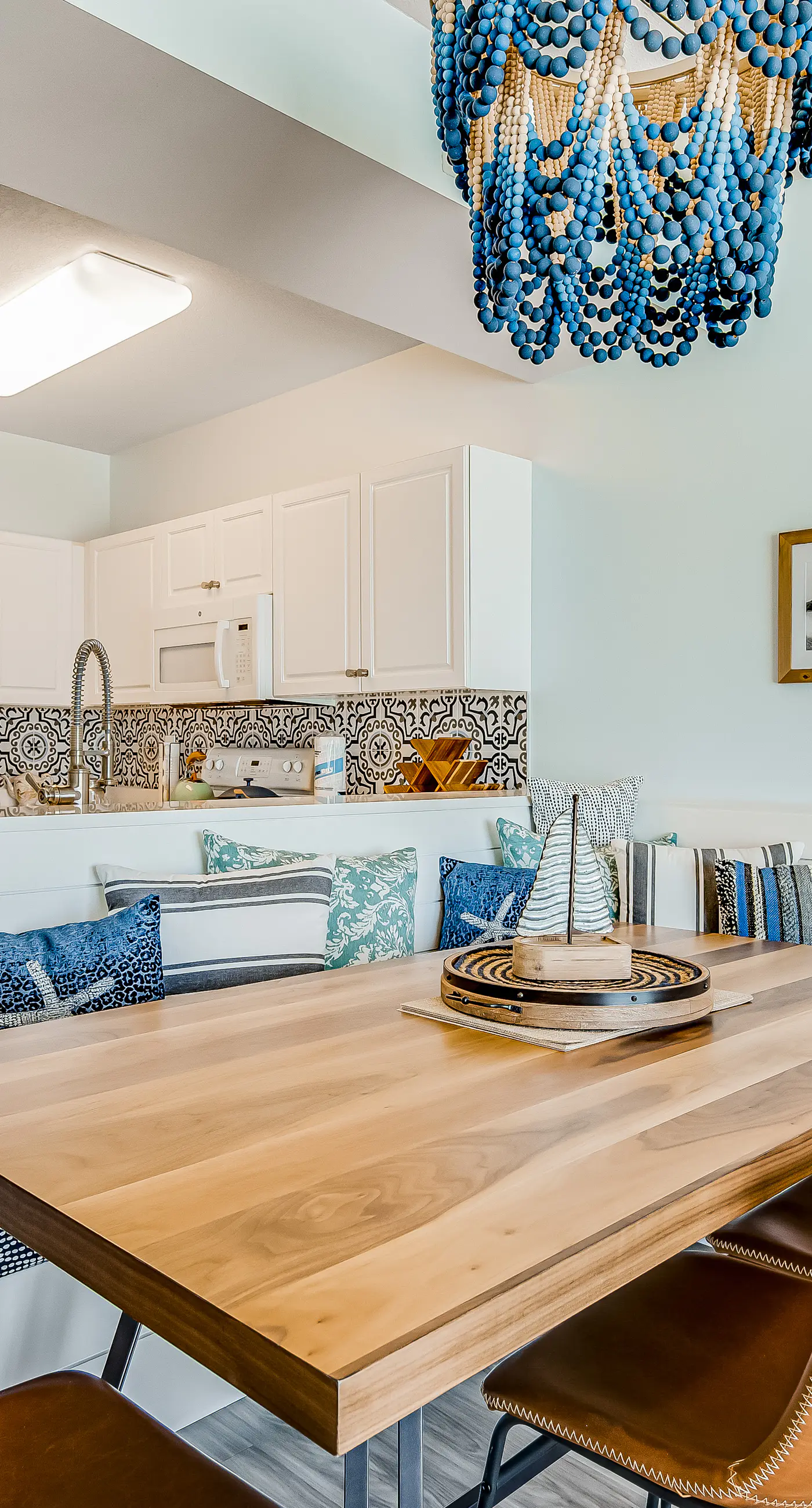 Comfortable Gulf-front condo with beach chairs - near dining