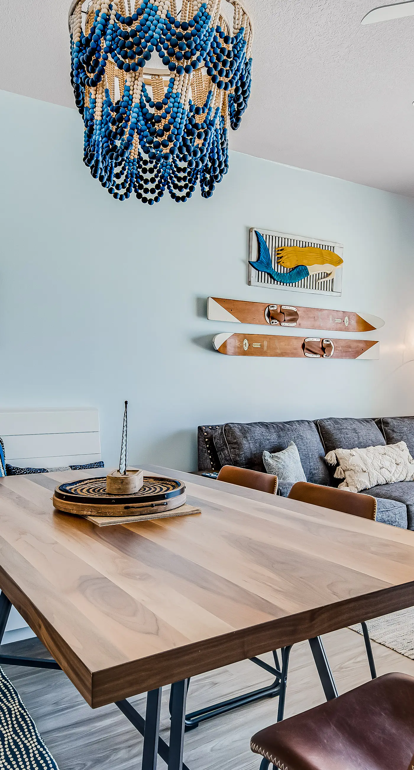 Comfortable Gulf-front condo with beach chairs - near dining