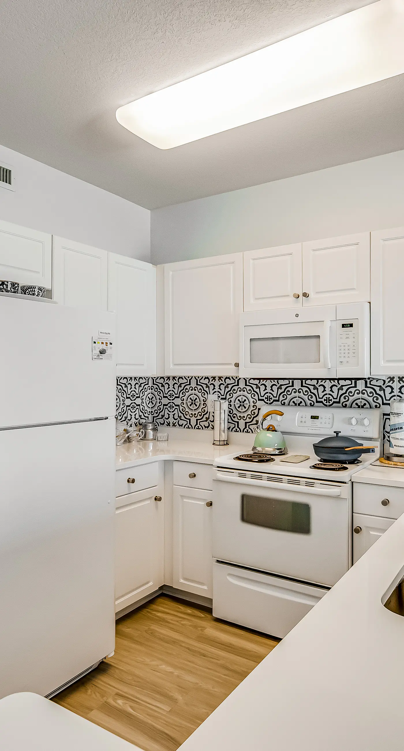 Comfortable Gulf-front condo with beach chairs - near dining