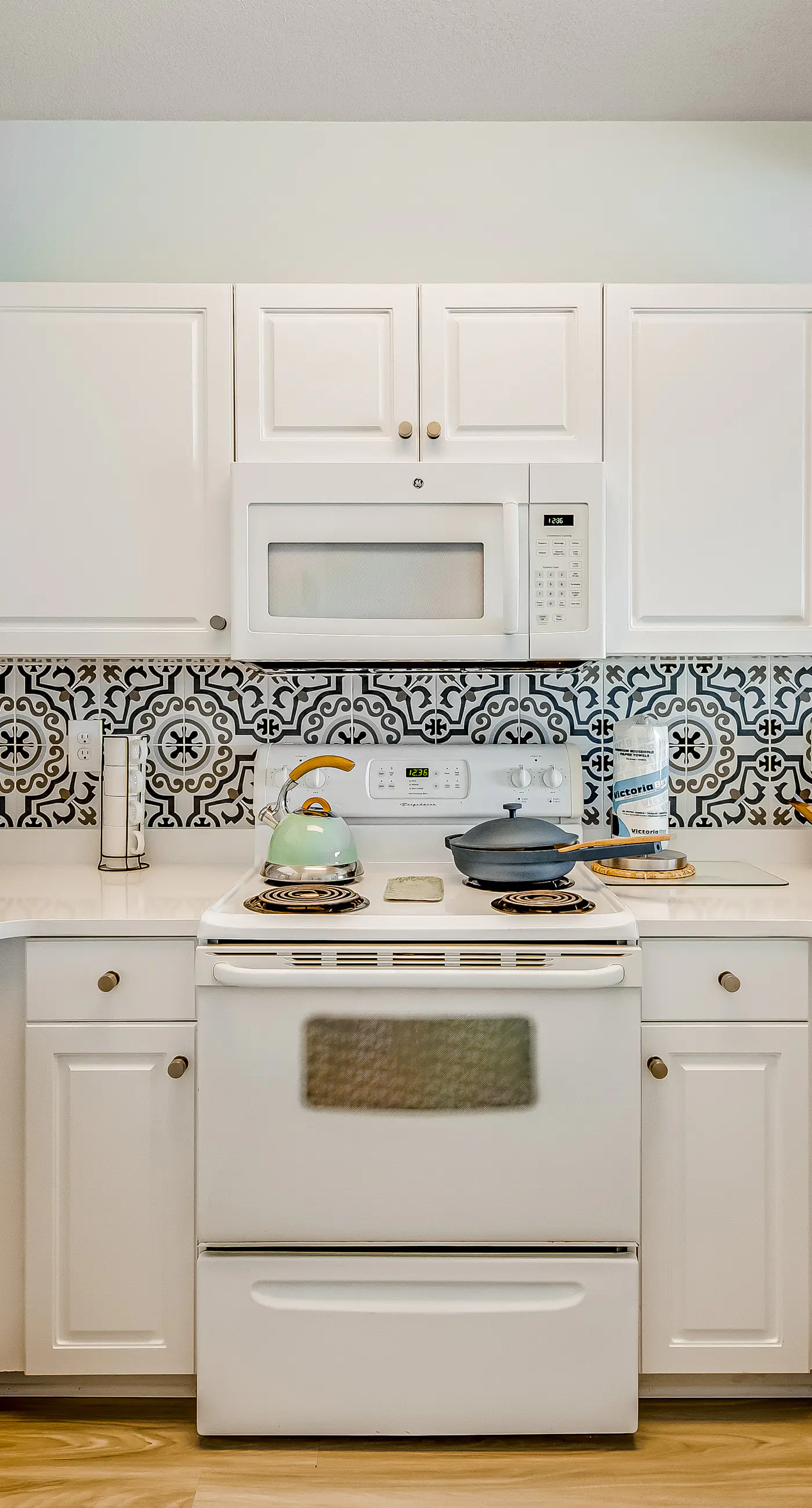 Comfortable Gulf-front condo with beach chairs - near dining