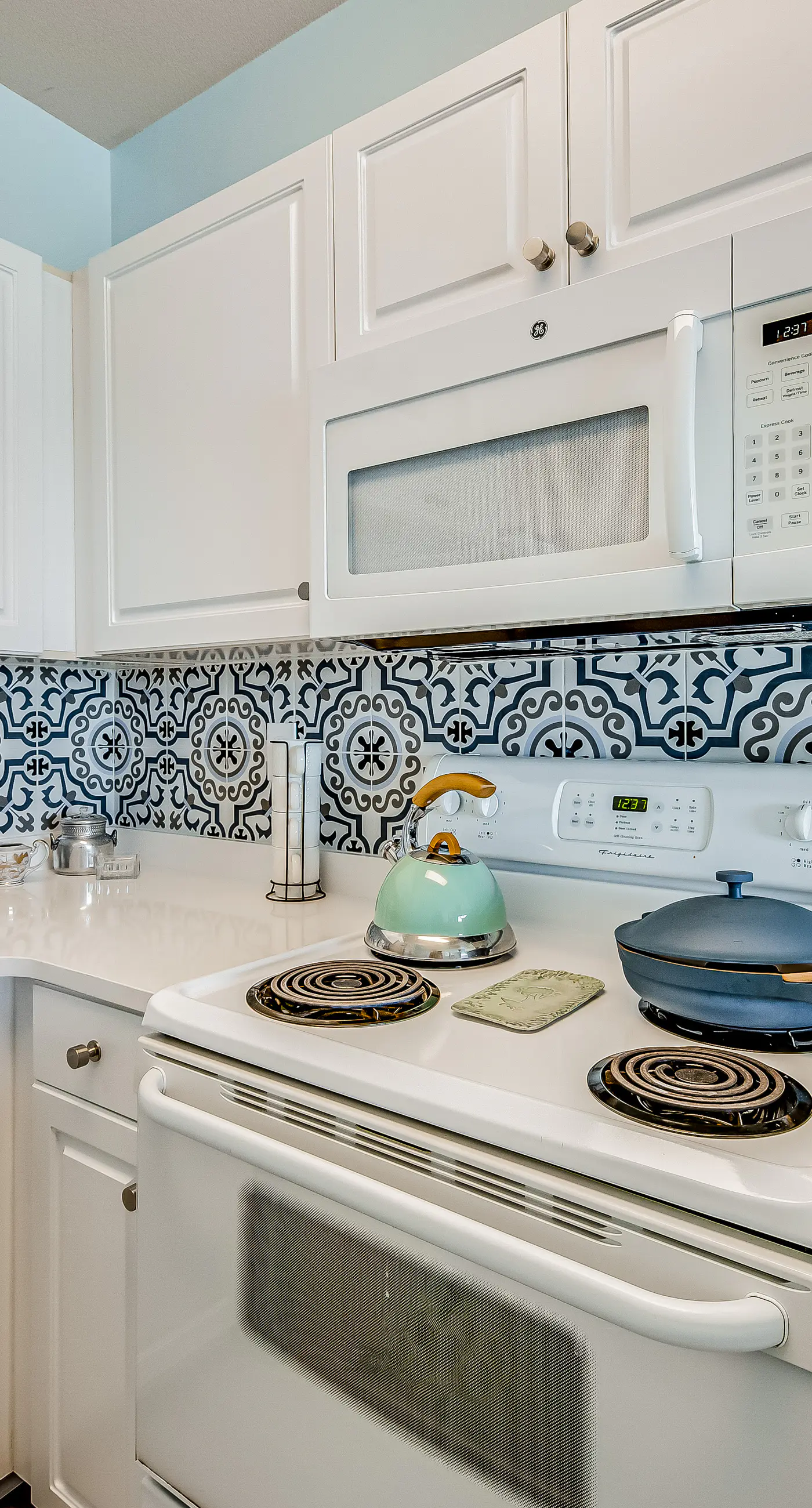 Comfortable Gulf-front condo with beach chairs - near dining