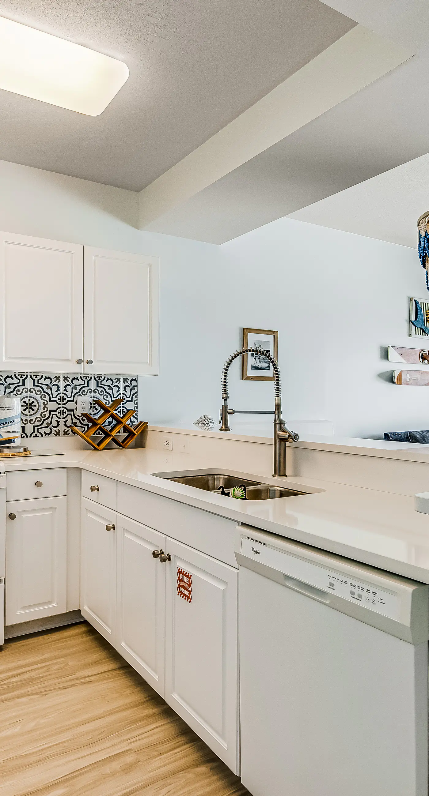 Comfortable Gulf-front condo with beach chairs - near dining