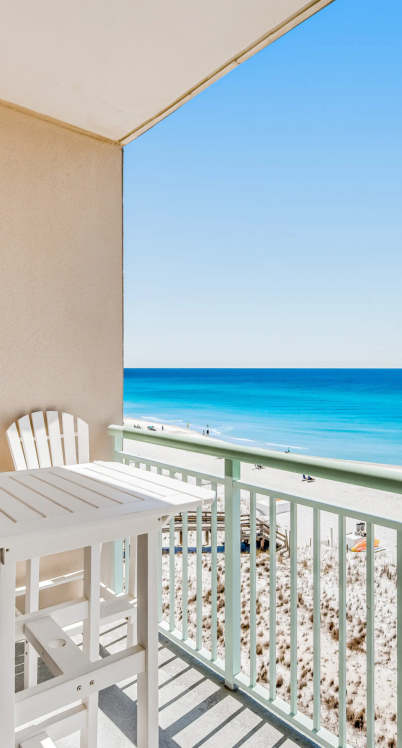 Comfortable Gulf-front condo with beach chairs - near dining