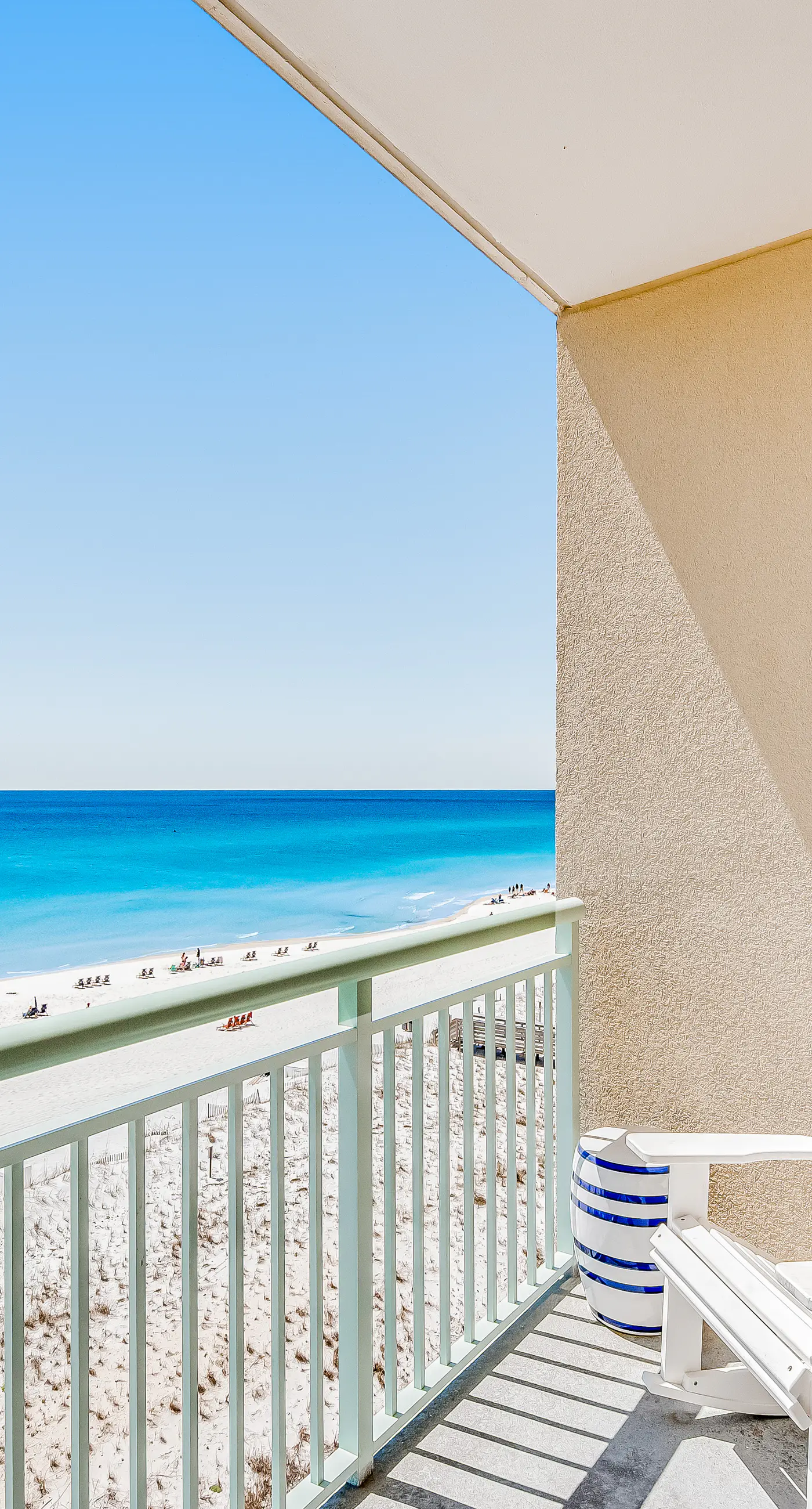 Comfortable Gulf-front condo with beach chairs - near dining