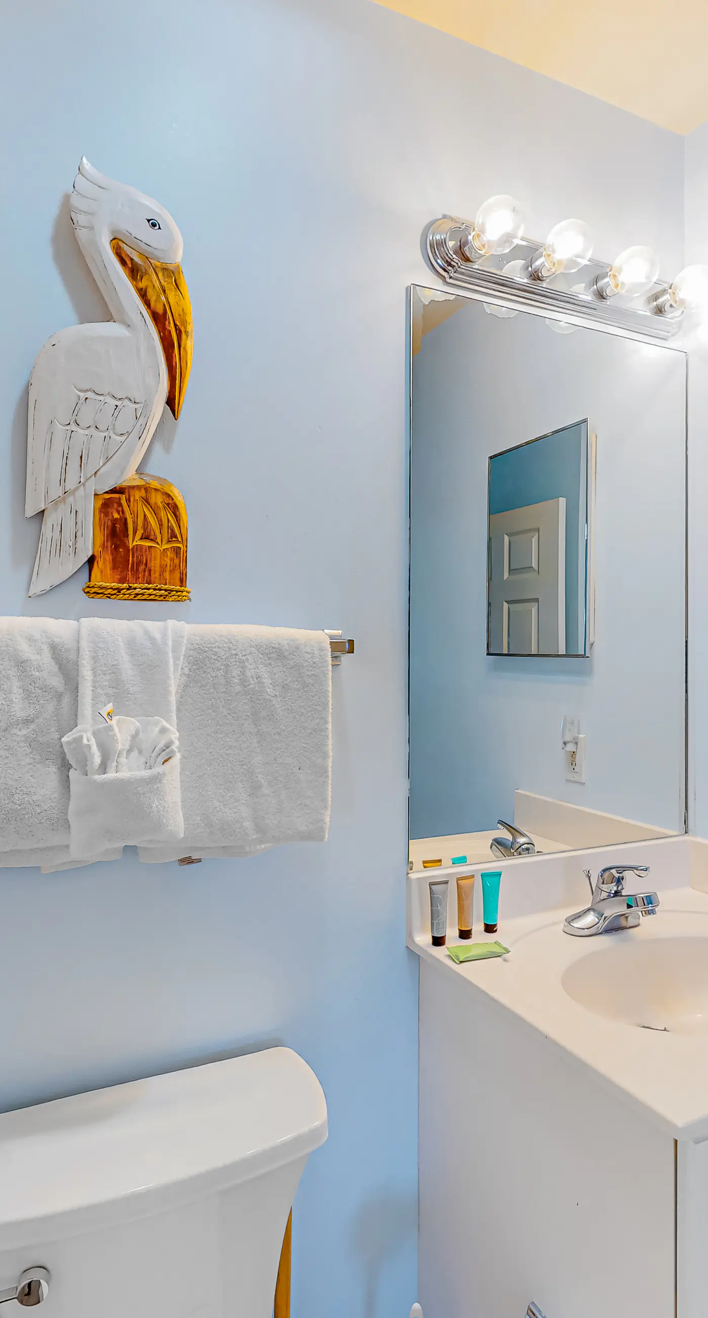 Comfortable Gulf-front condo with beach chairs - near dining