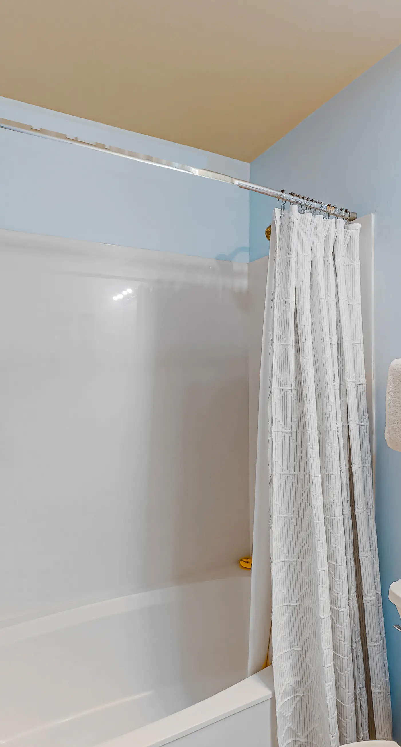 Comfortable Gulf-front condo with beach chairs - near dining