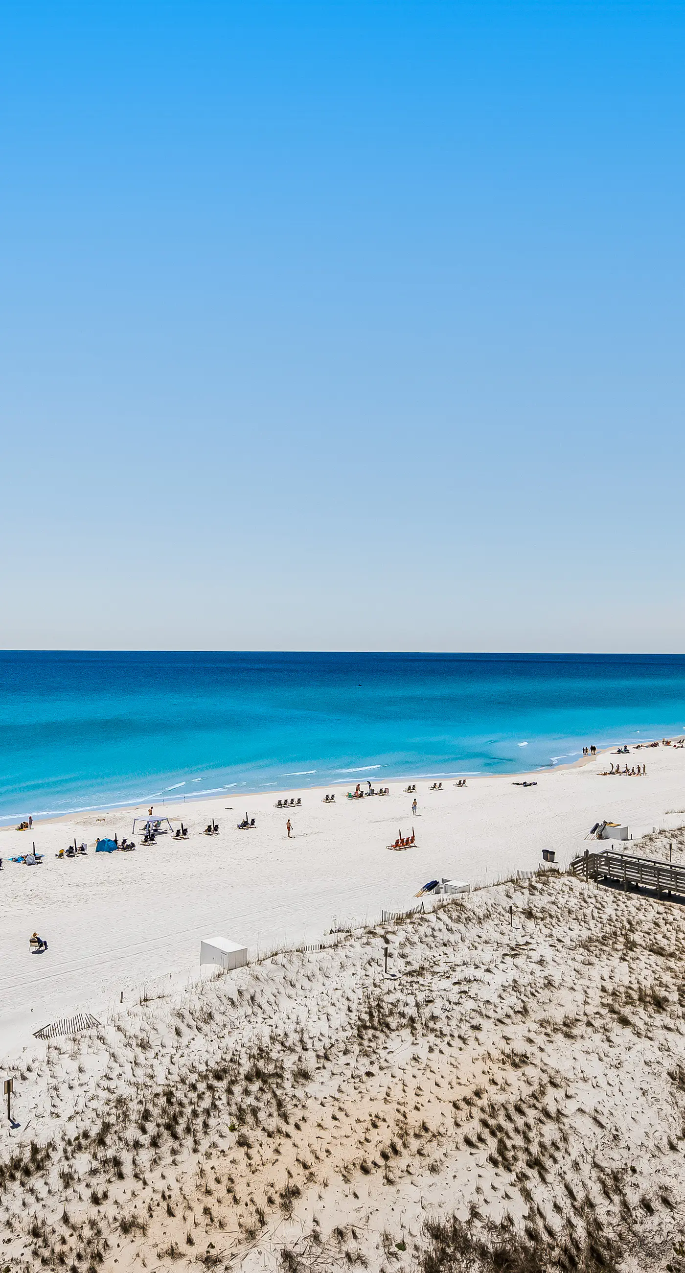 Comfortable Gulf-front condo with beach chairs - near dining