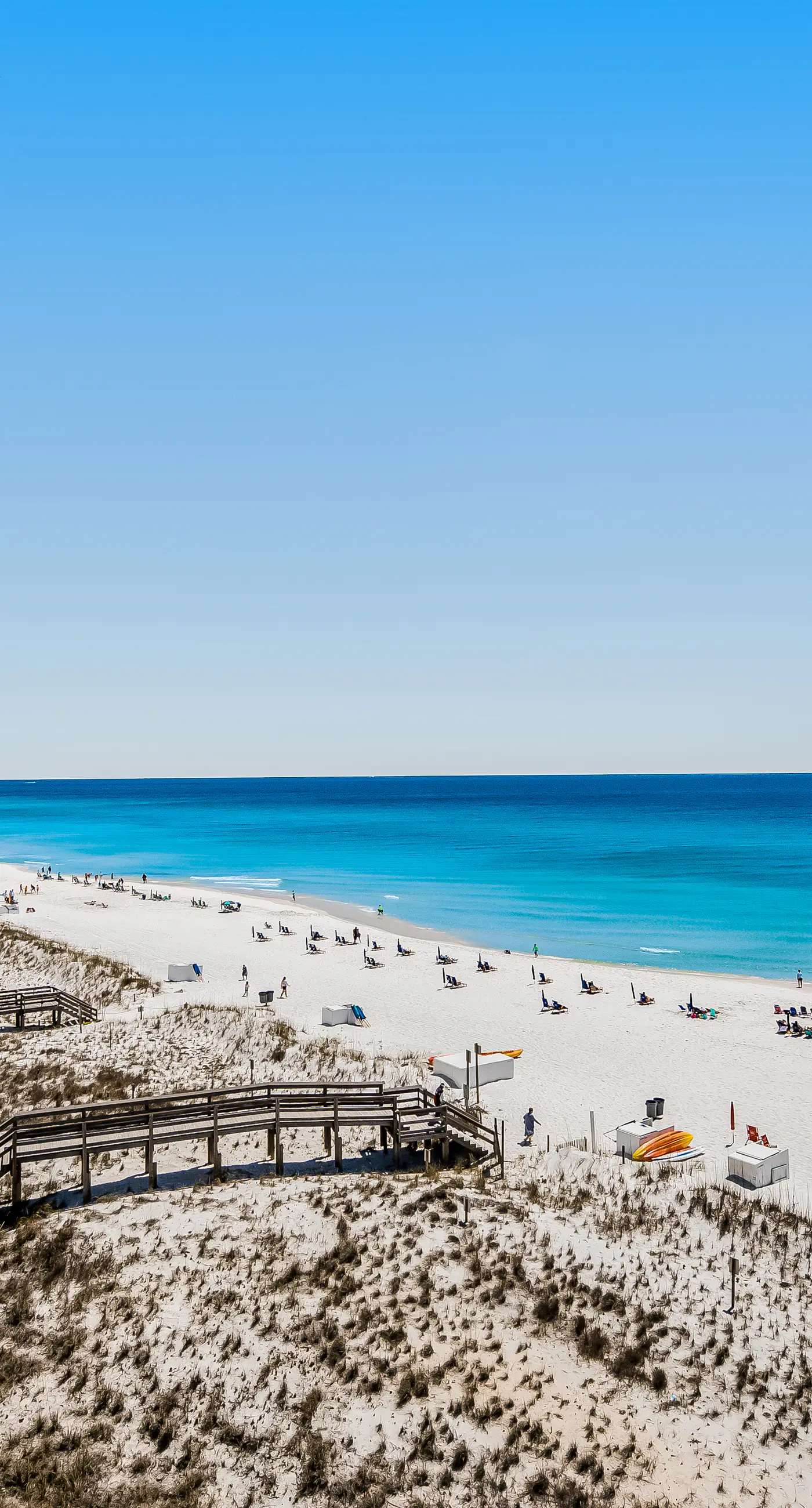 Comfortable Gulf-front condo with beach chairs - near dining