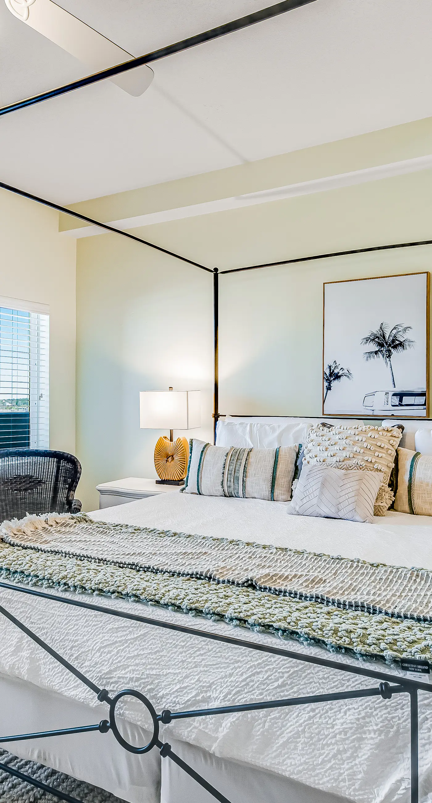 Comfortable Gulf-front condo with beach chairs - near dining