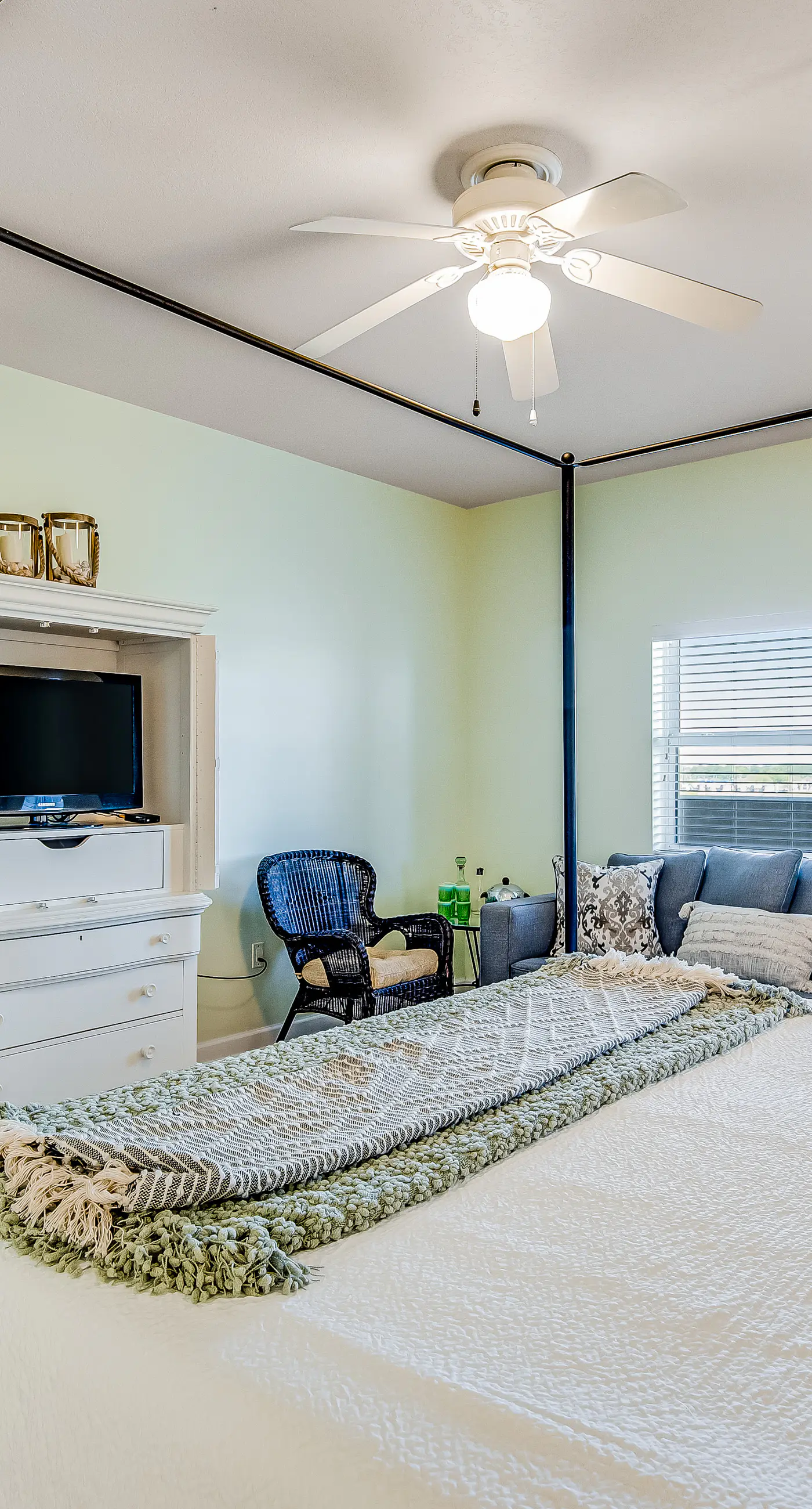 Comfortable Gulf-front condo with beach chairs - near dining