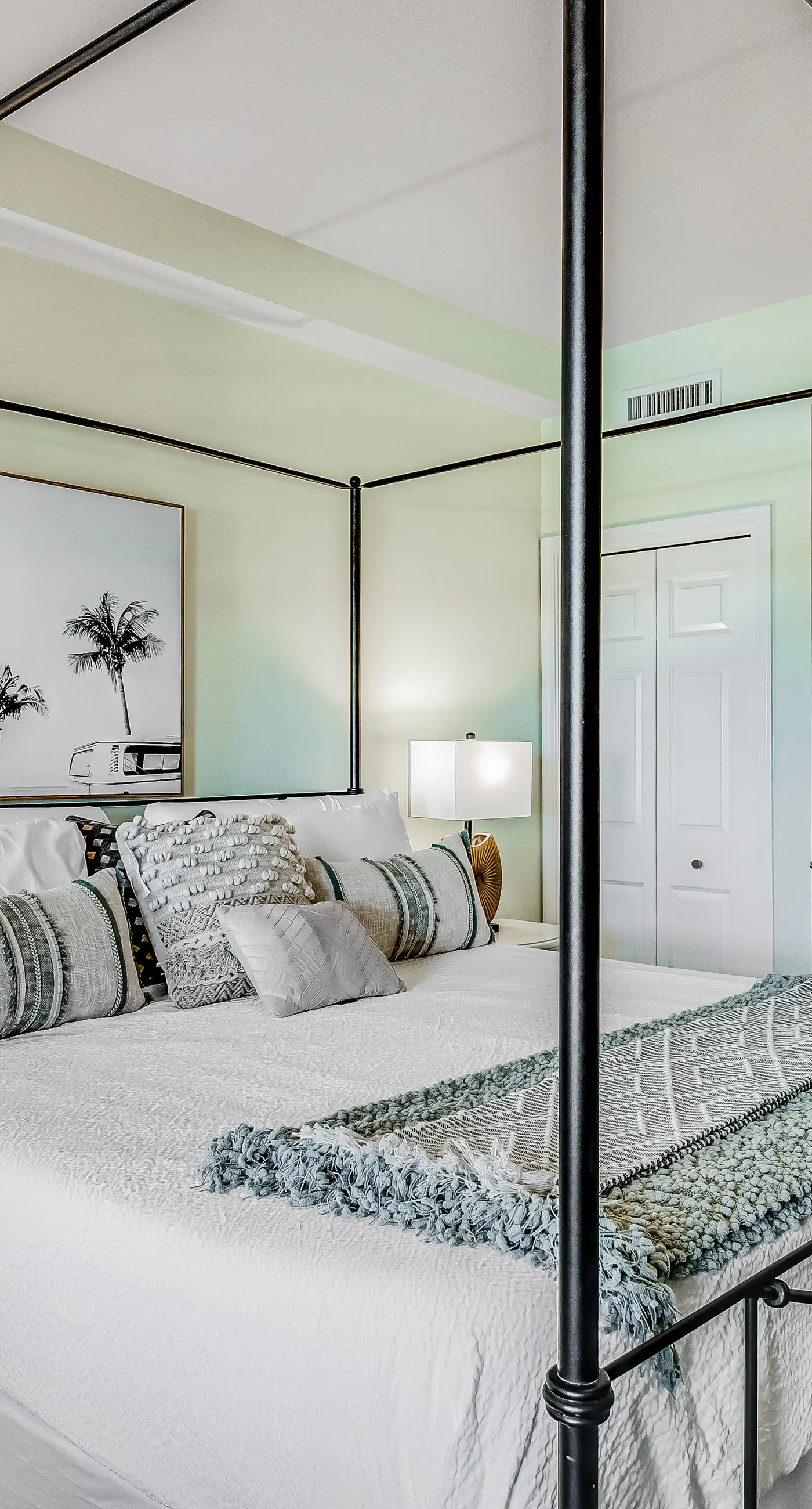 Comfortable Gulf-front condo with beach chairs - near dining