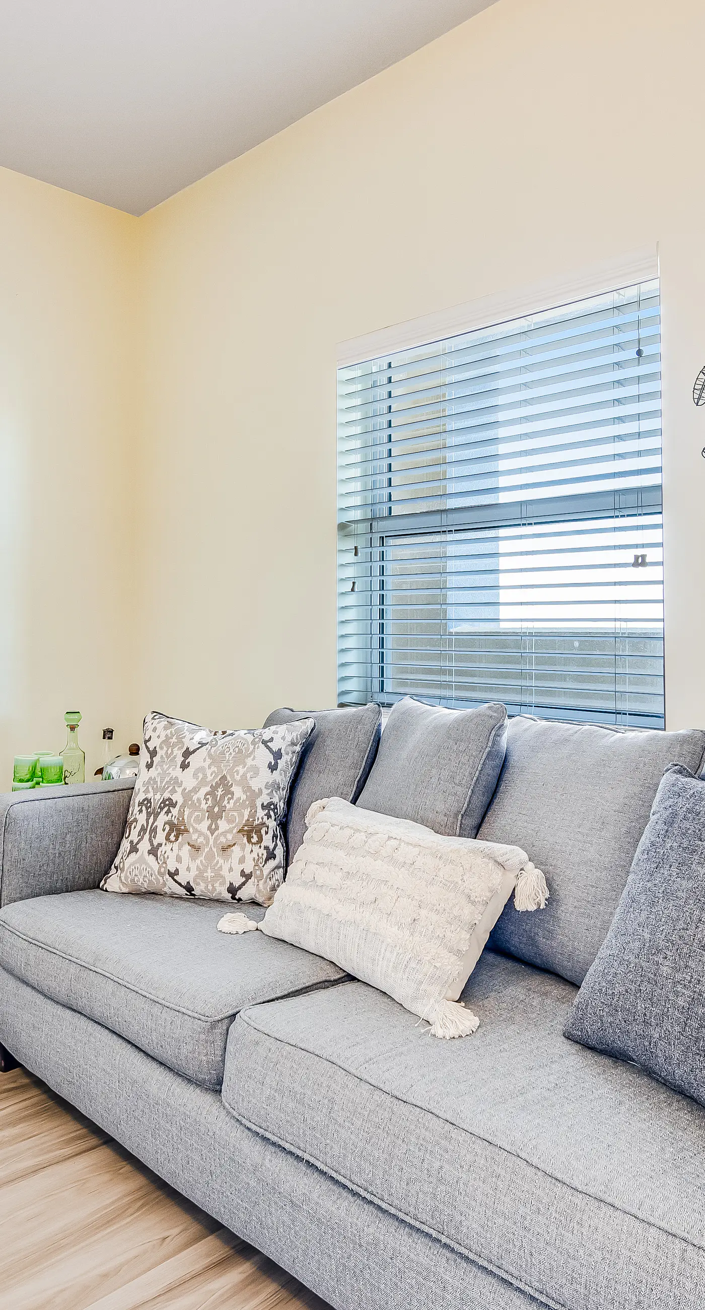 Comfortable Gulf-front condo with beach chairs - near dining