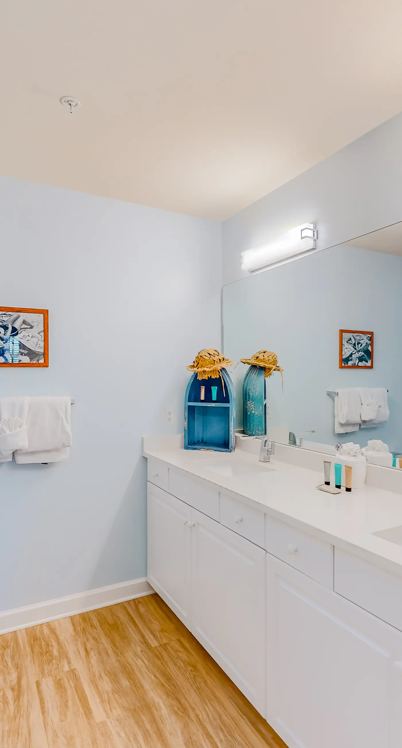 Comfortable Gulf-front condo with beach chairs - near dining