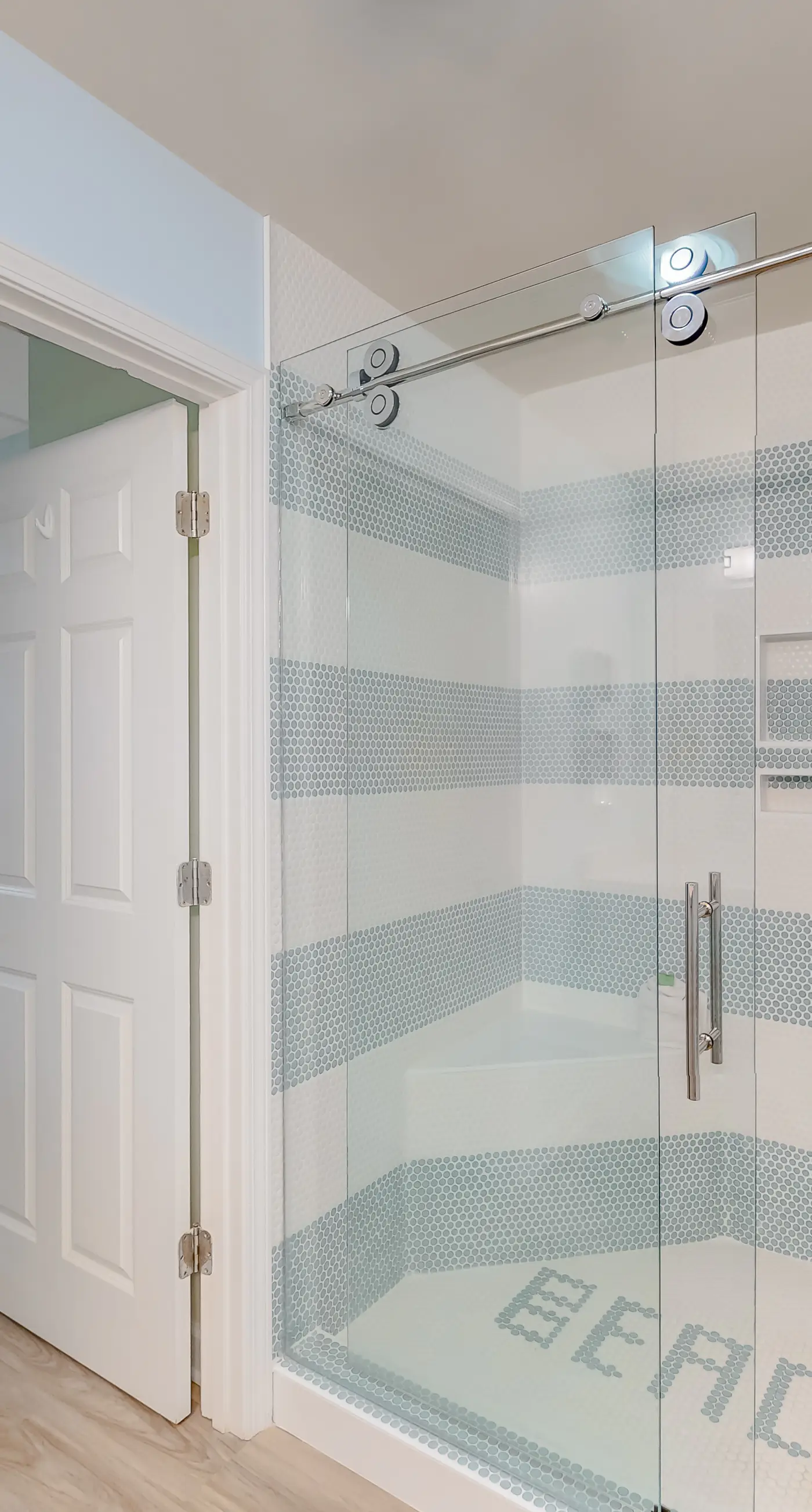 Comfortable Gulf-front condo with beach chairs - near dining