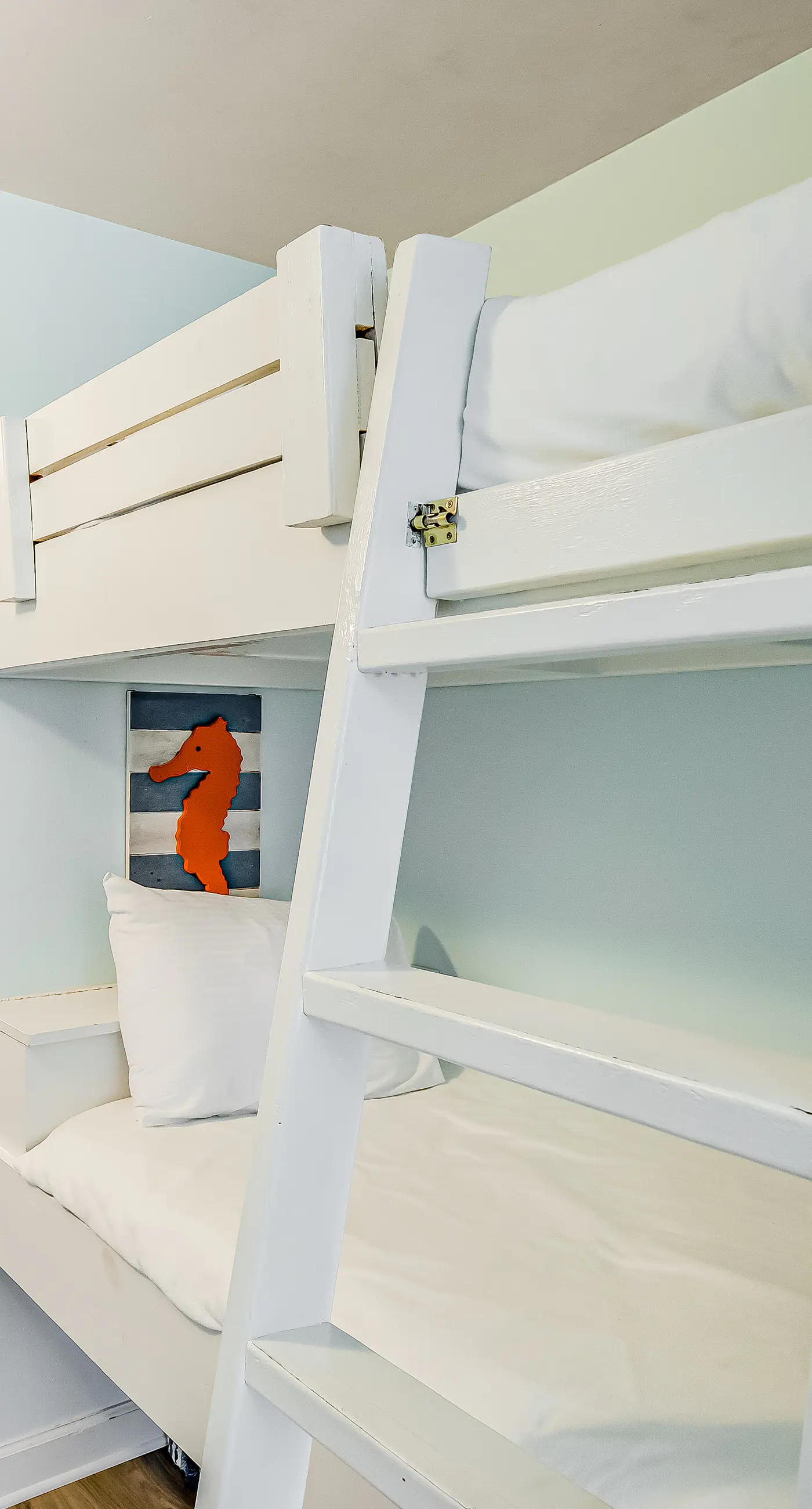 Comfortable Gulf-front condo with beach chairs - near dining