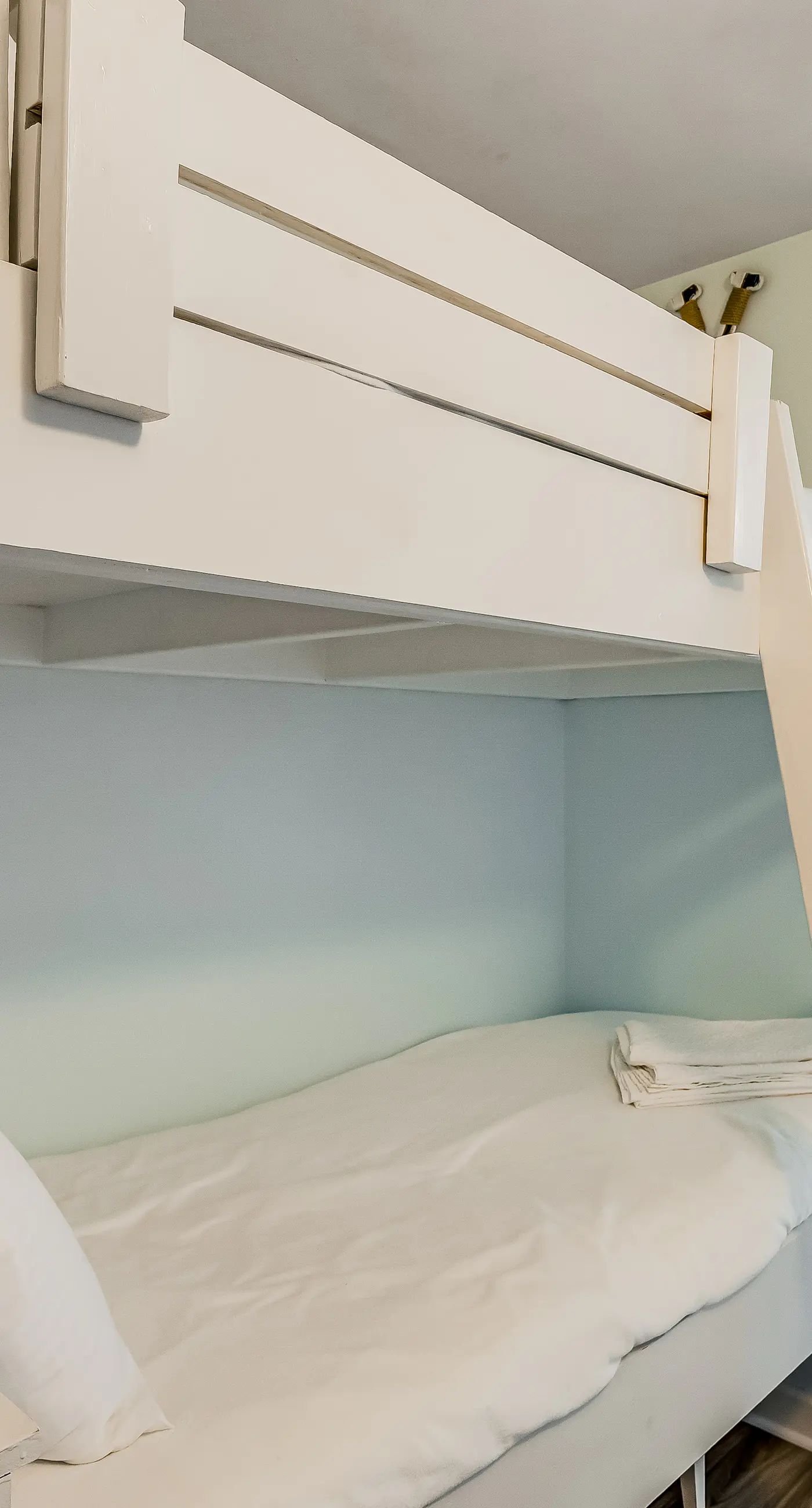 Comfortable Gulf-front condo with beach chairs - near dining