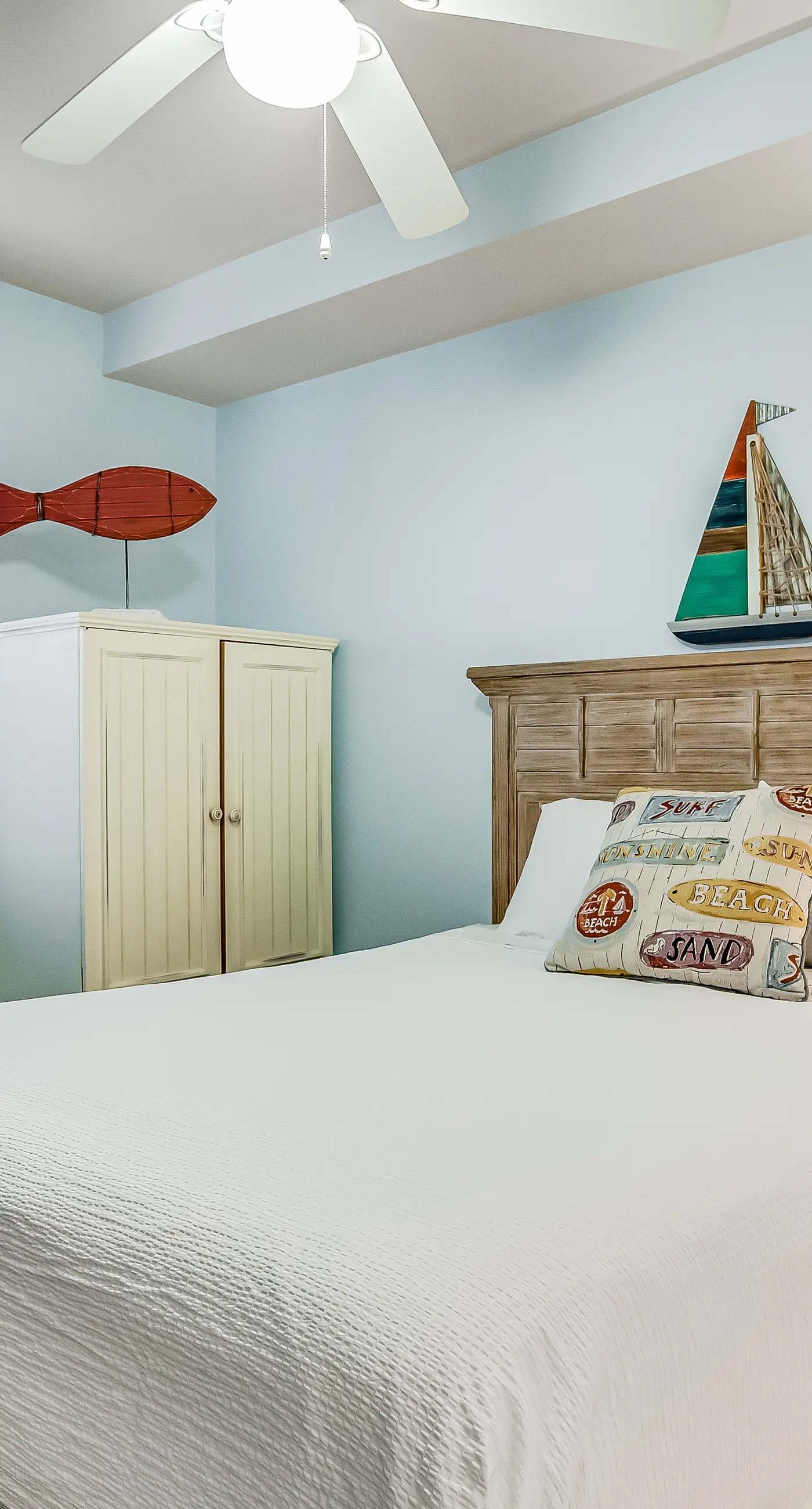 Comfortable Gulf-front condo with beach chairs - near dining