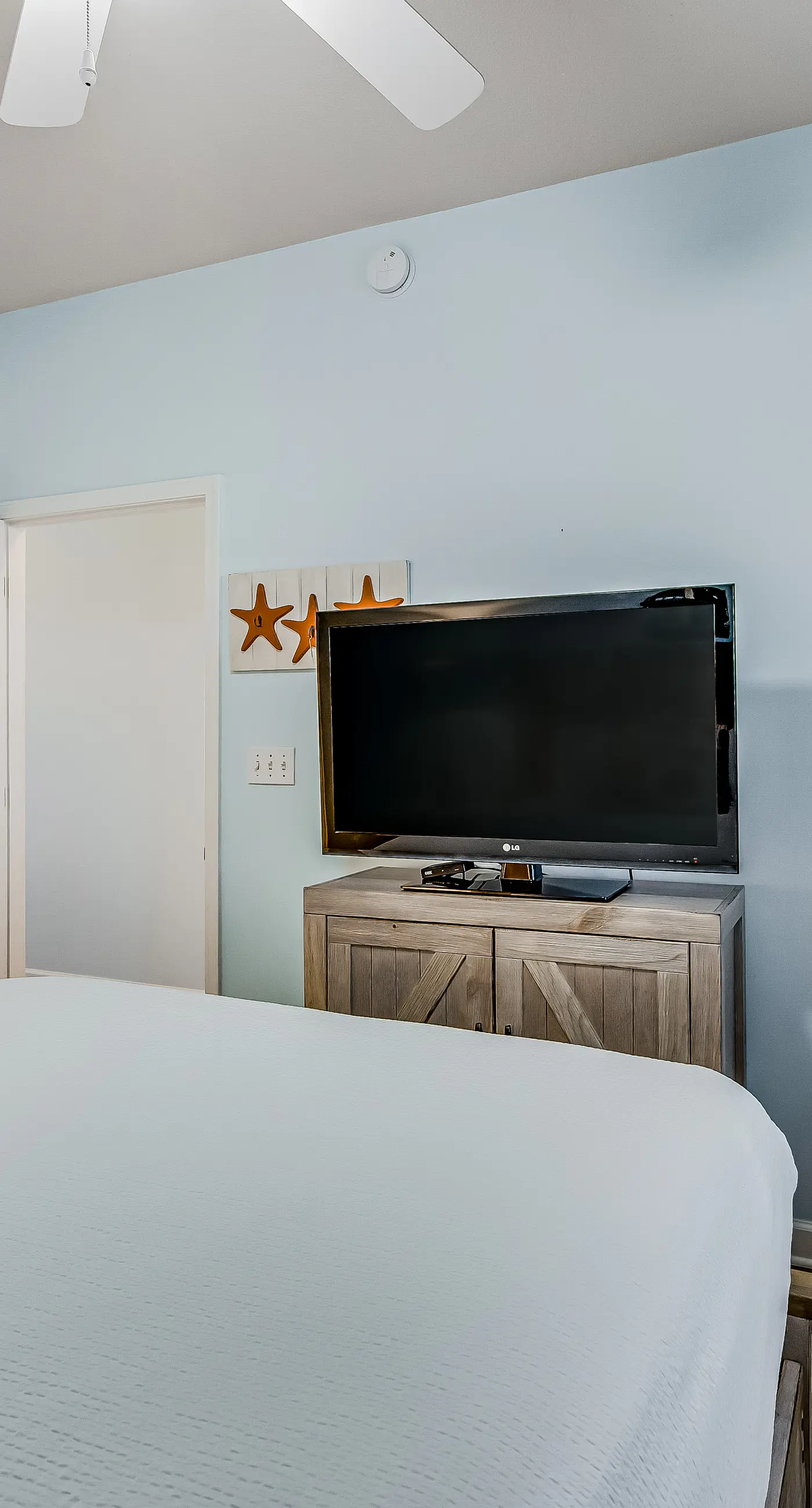 Comfortable Gulf-front condo with beach chairs - near dining