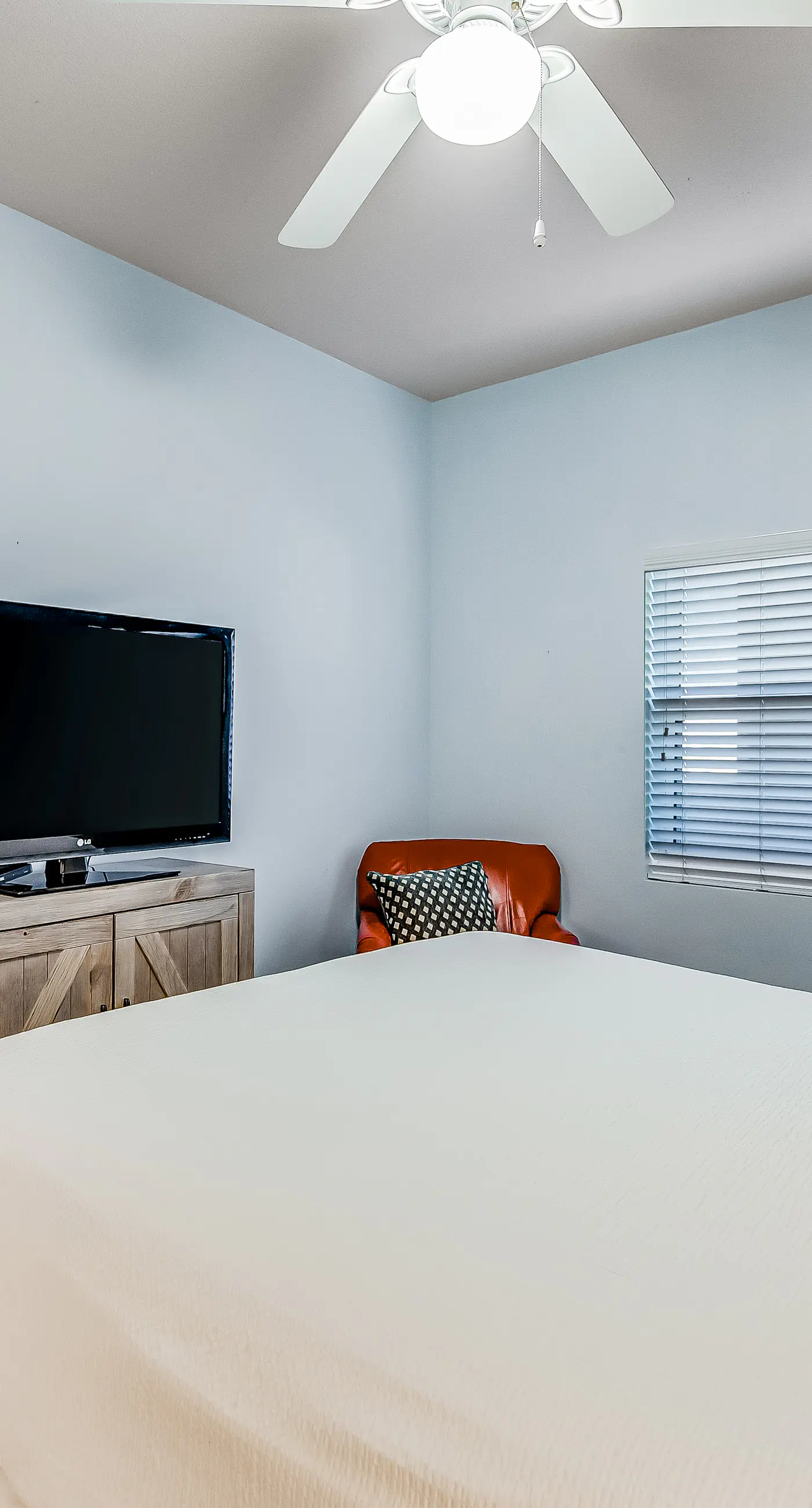 Comfortable Gulf-front condo with beach chairs - near dining