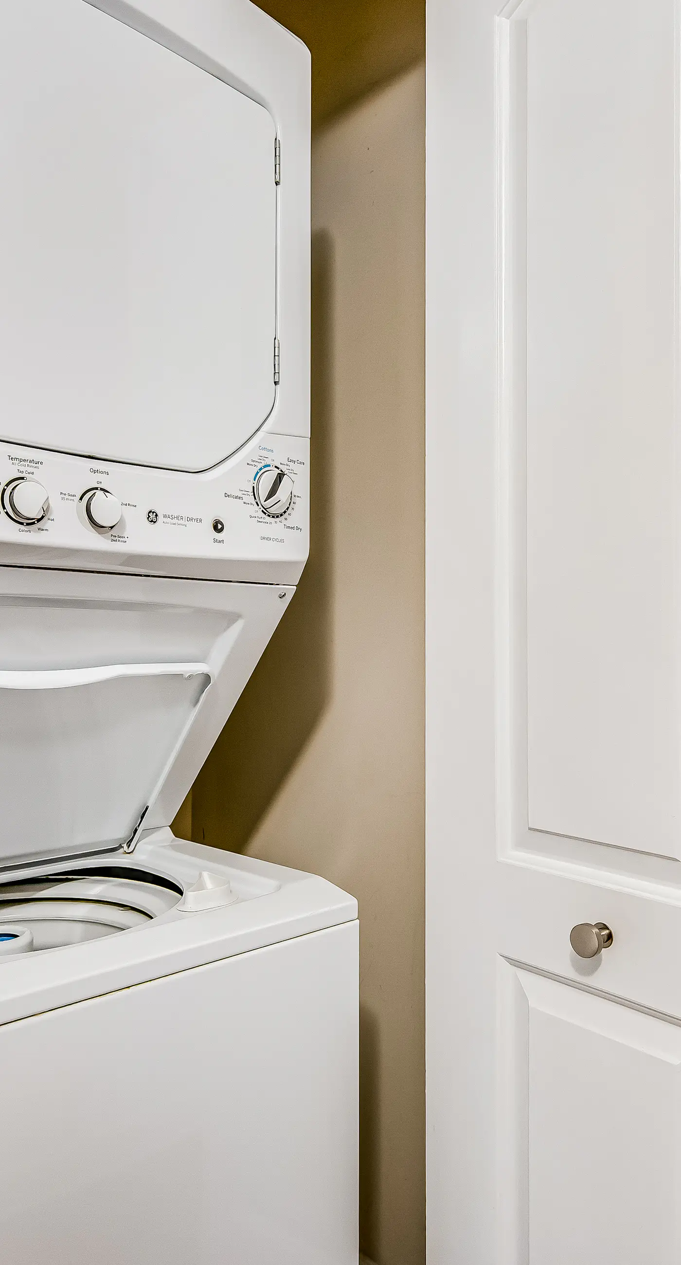 Comfortable Gulf-front condo with beach chairs - near dining