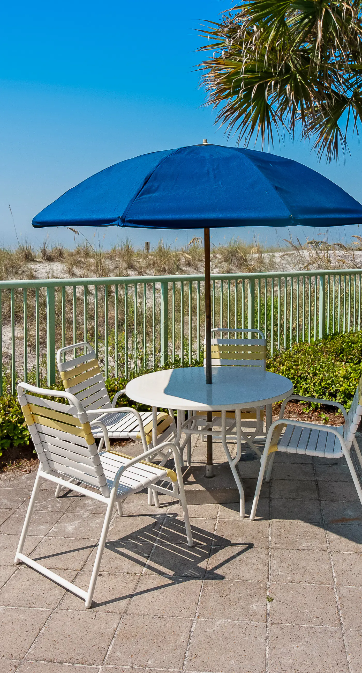 Comfortable Gulf-front condo with beach chairs - near dining