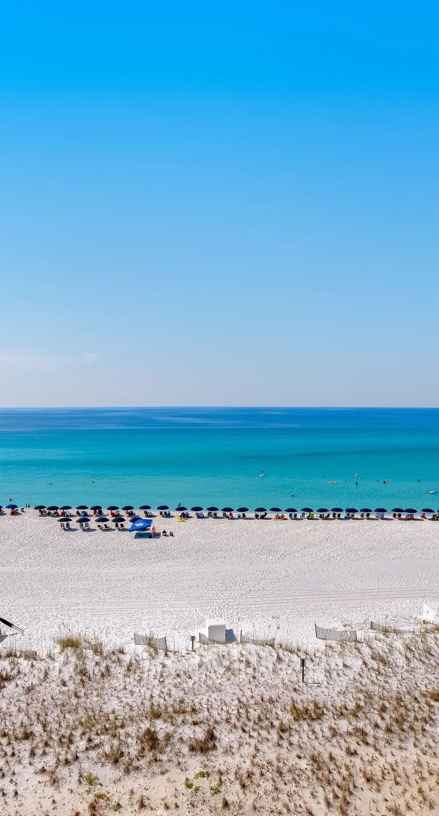 Comfortable Gulf-front condo with beach chairs - near dining