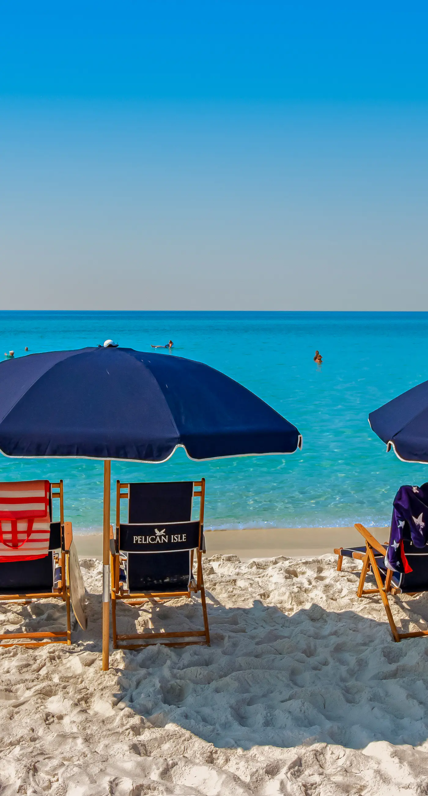 Comfortable Gulf-front condo with beach chairs - near dining