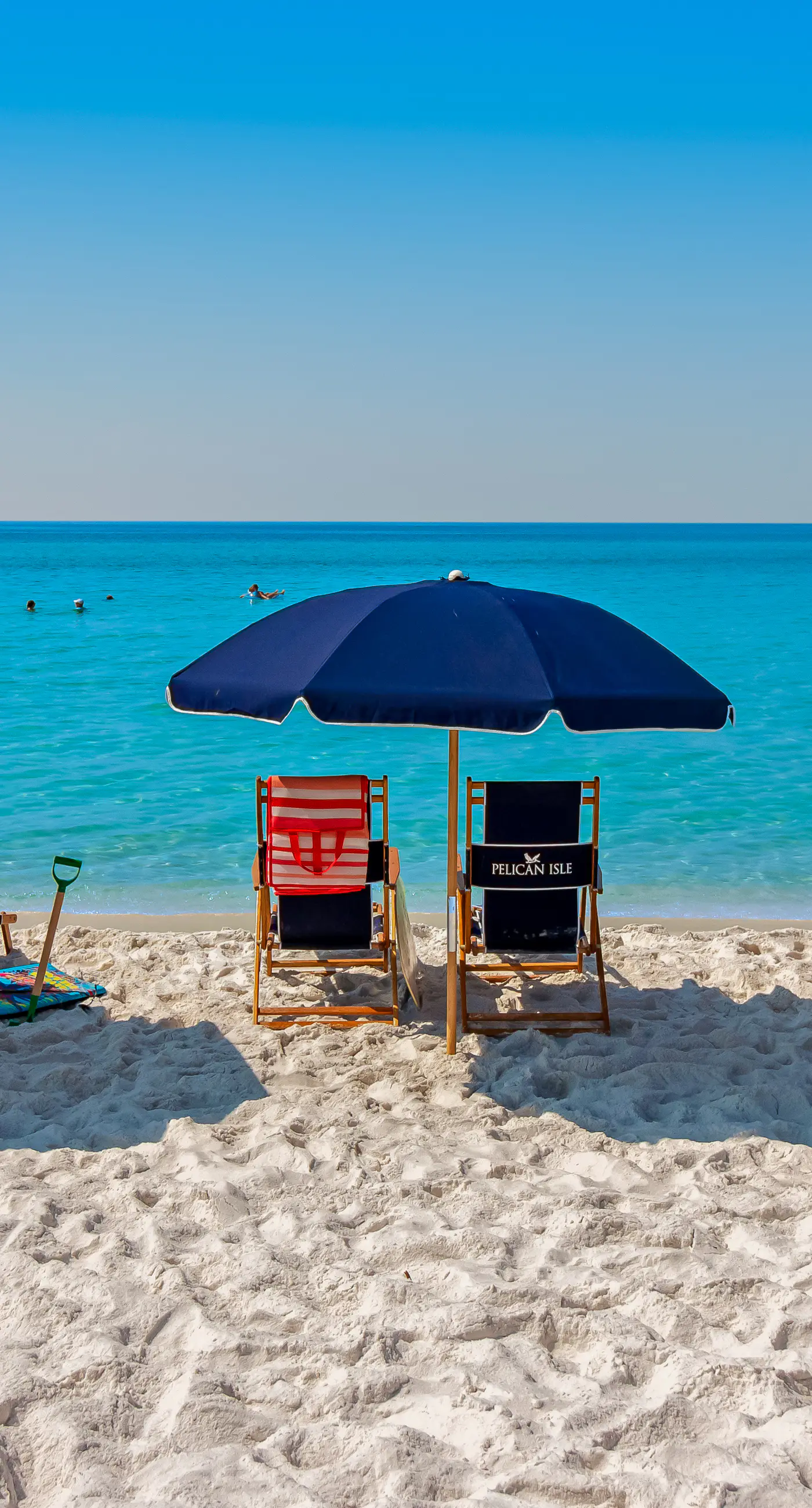 Comfortable Gulf-front condo with beach chairs - near dining