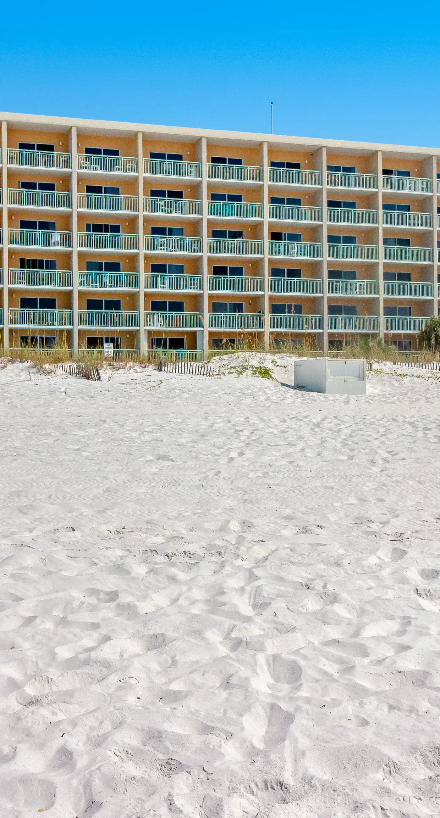 Comfortable Gulf-front condo with beach chairs - near dining