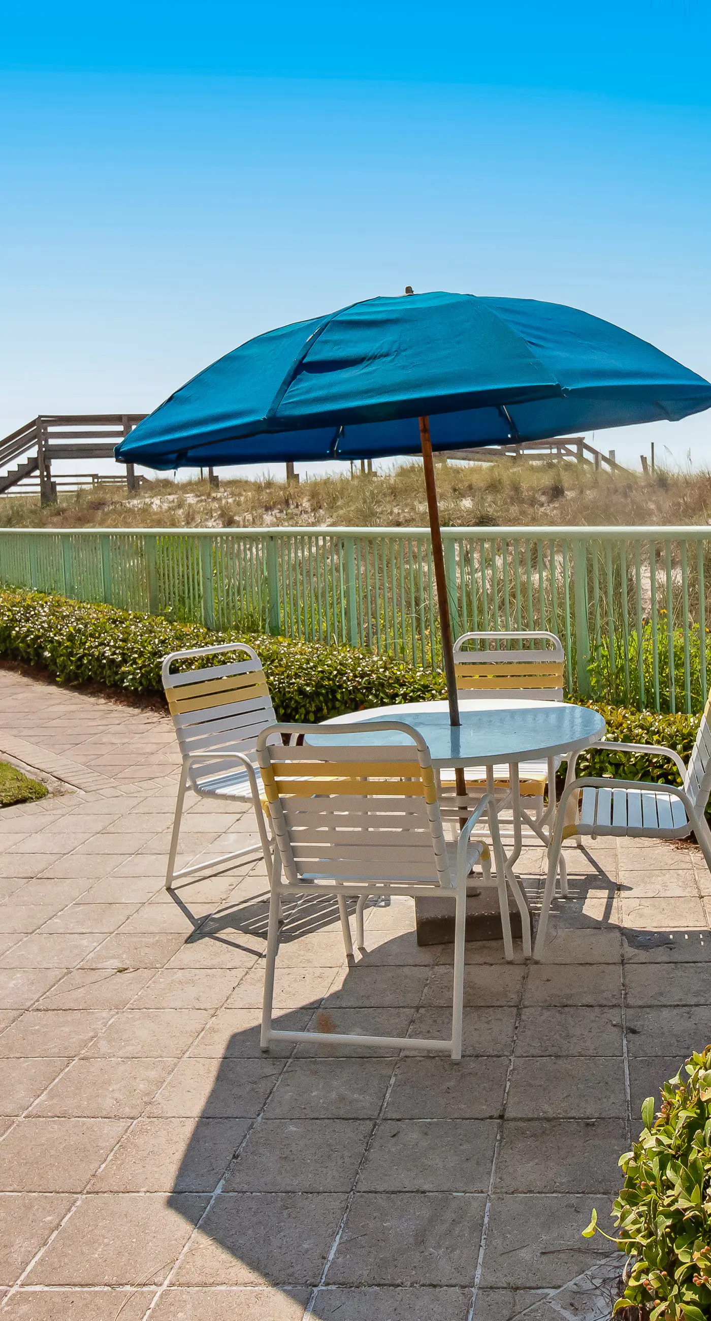 Comfortable Gulf-front condo with beach chairs - near dining
