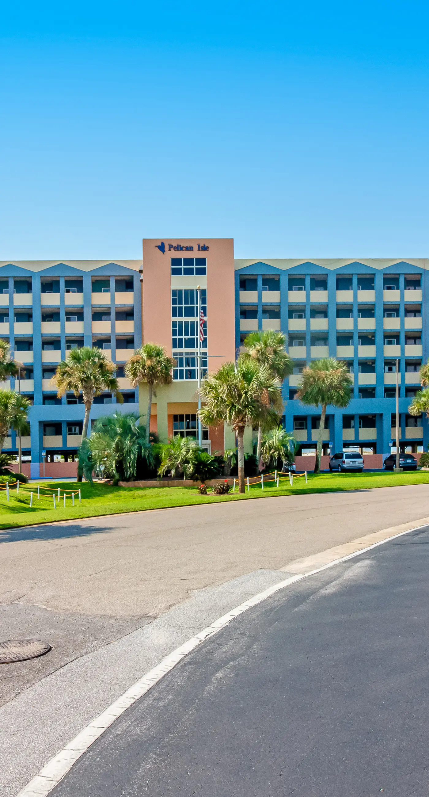 Comfortable Gulf-front condo with beach chairs - near dining