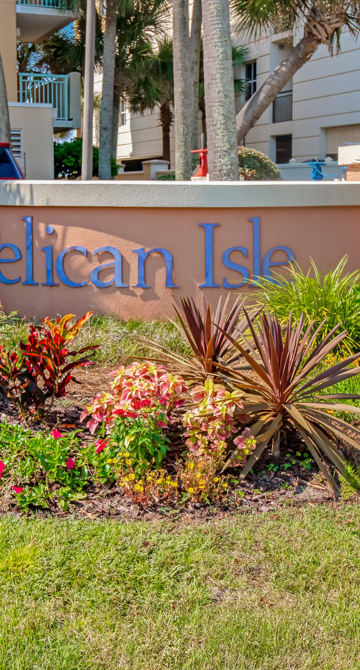 Comfortable Gulf-front condo with beach chairs - near dining