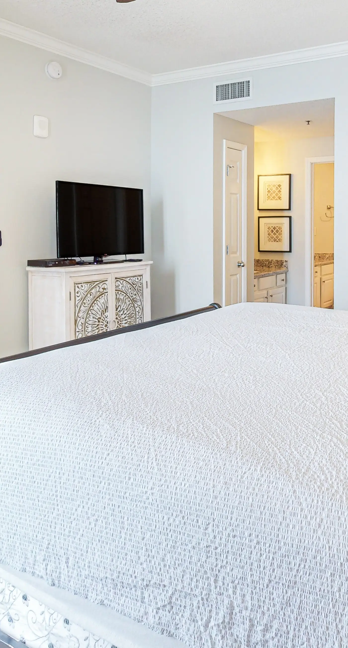 Gulf-front condo with amazing views & beach access - short walk to dining