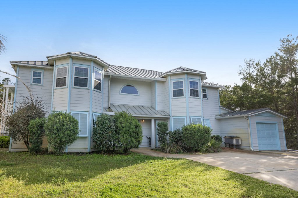 Snowbird-friendly house in Inlet Beach near beach with pool, balcony, & W/D